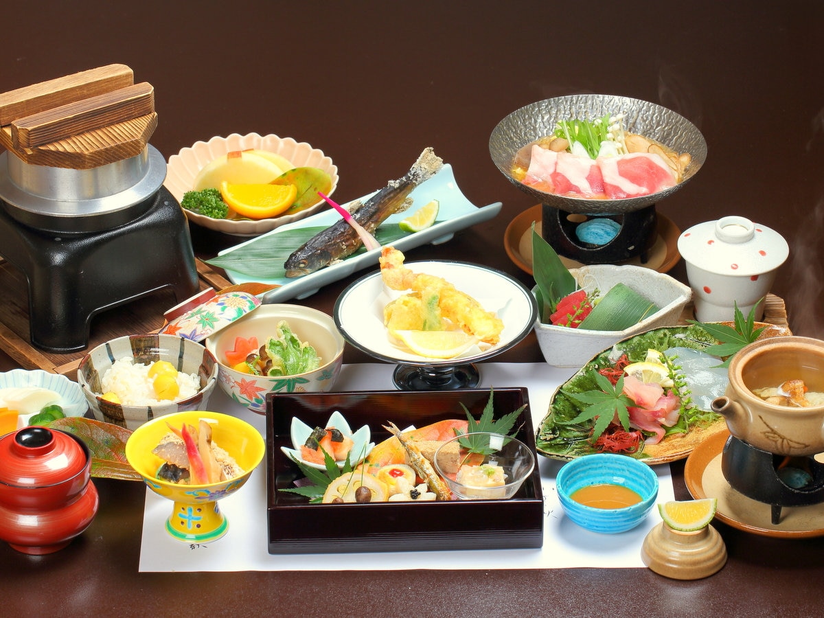 1 晚 2 餐。晚餐，我們根據季節準備以山川美食為中心的懷石料理。請期待我們的特色菜♪