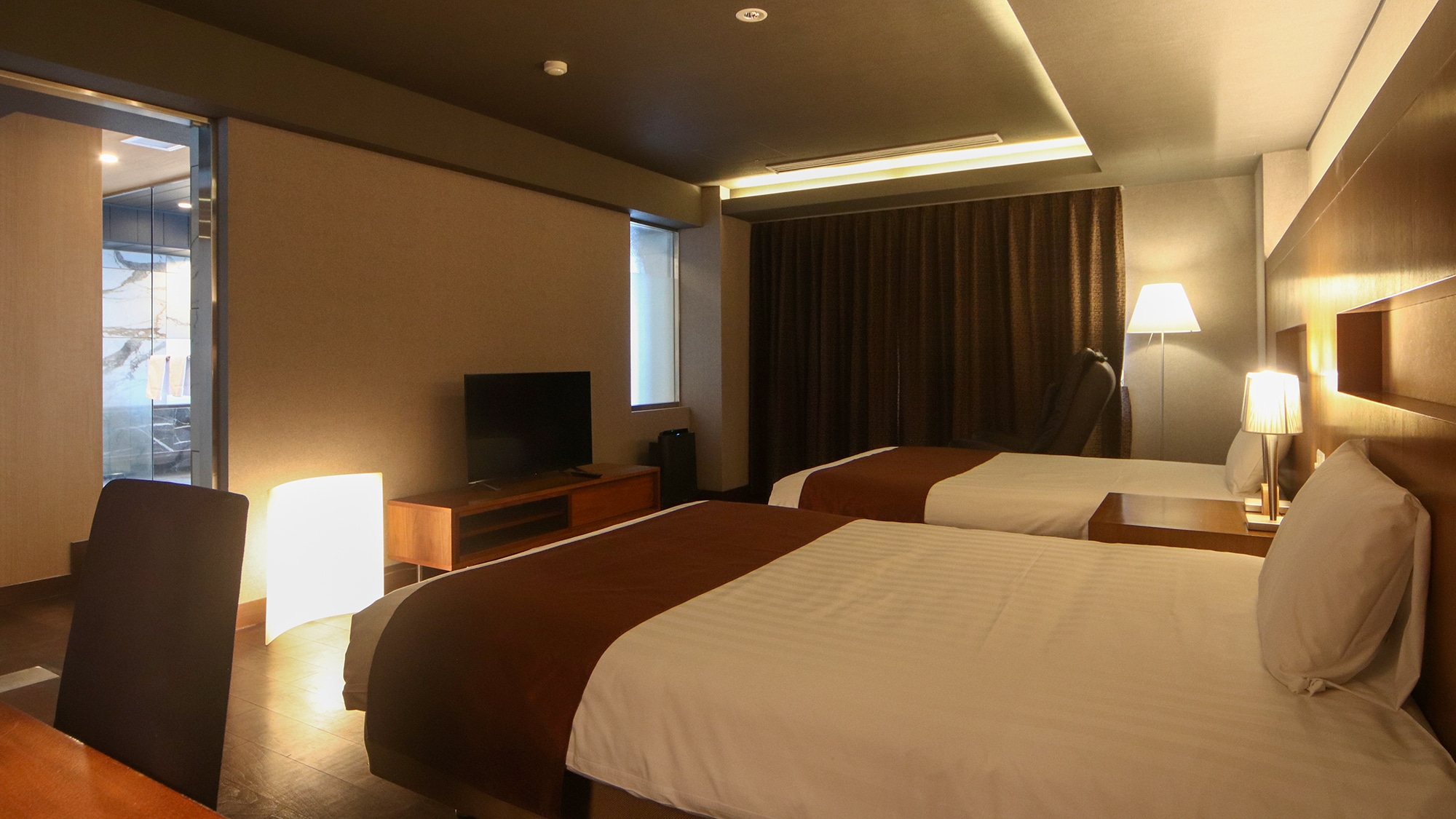 [801 Suite Room] The Western-style room is equipped with Simmons mattresses to ensure a comfortable sleep. The Japanese-style room is equipped with futons.