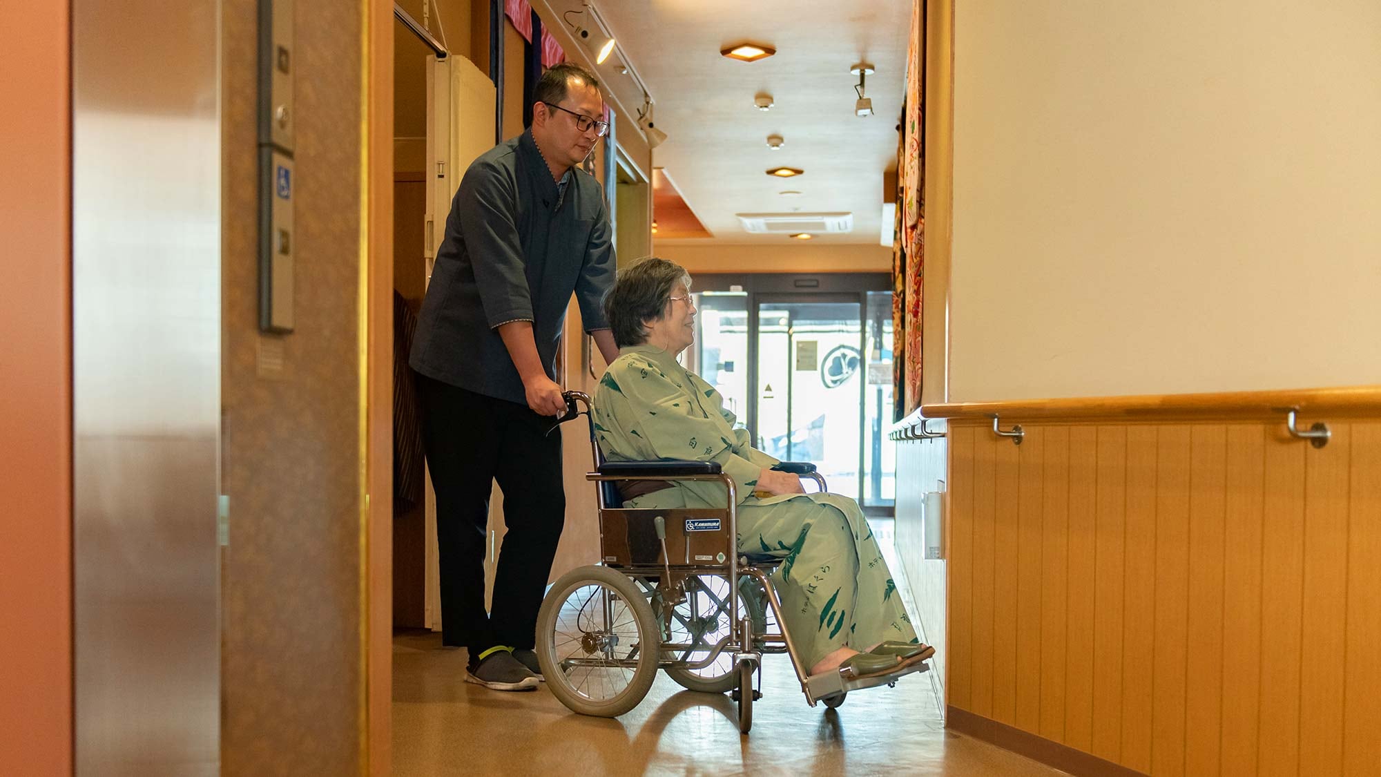 ・ Easy to move wheelchairs in the hall