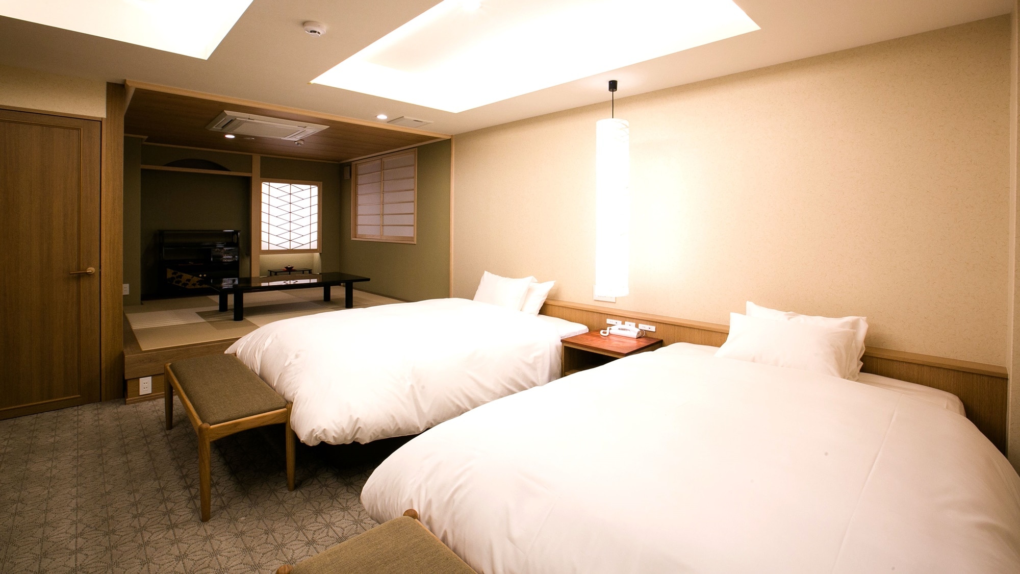 *[Junior Suite] A 43 square meter room with a raised platform where you can relax and unwind.