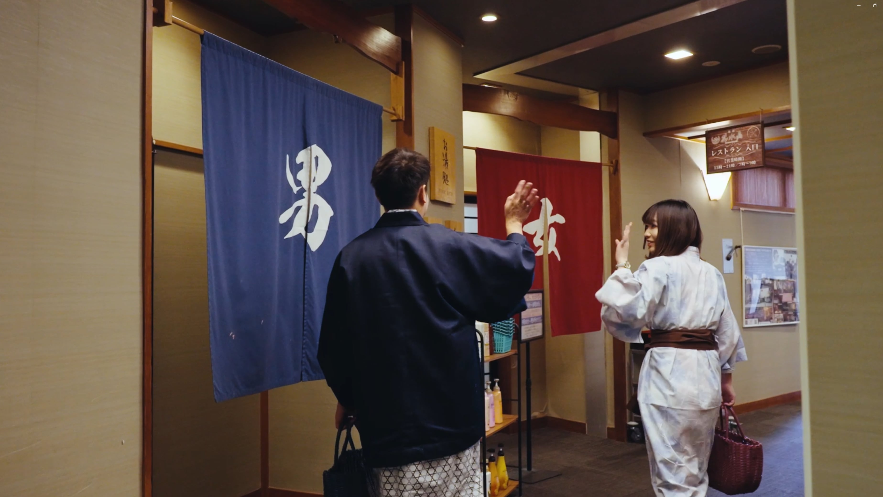 在大型公共浴池裡。