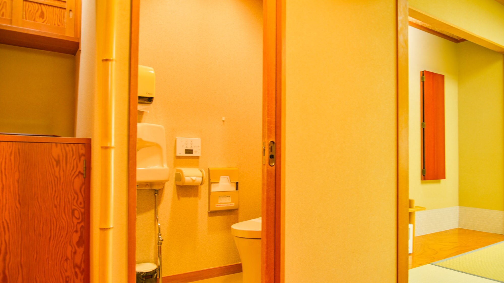 *[All rooms have bathrooms and toilets] The toilets have sliding doors and there are no steps, so you can move between them smoothly.