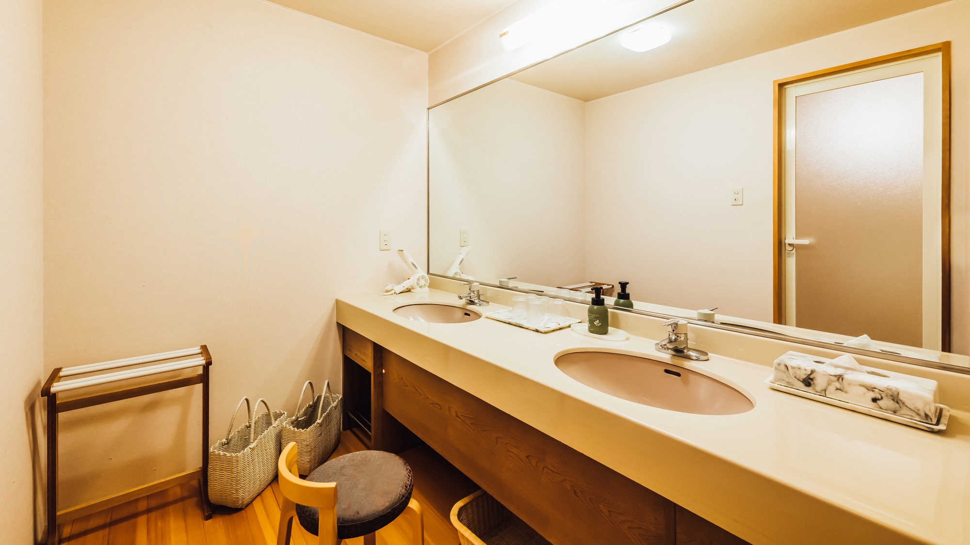 [Hienkaku] Japanese-Western style room with two convenient sinks