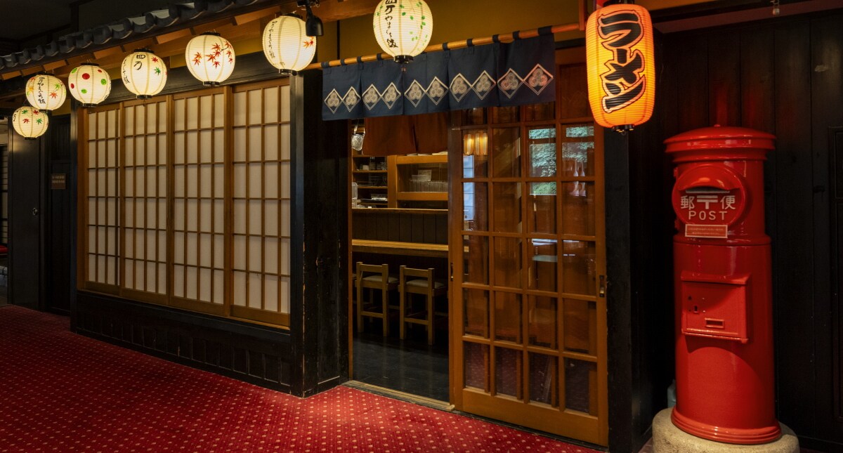 [拉麵角銀座] 營業時間：晚上8點至午夜（最後點餐時間：晚上11點30分，不定期休息）