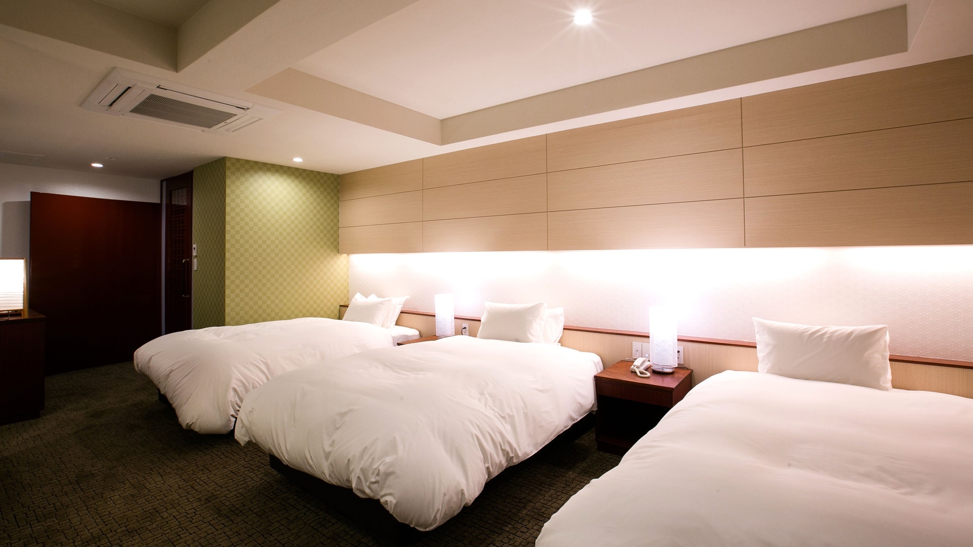 * [Triple] Three semi-double beds. Popular with groups and families.