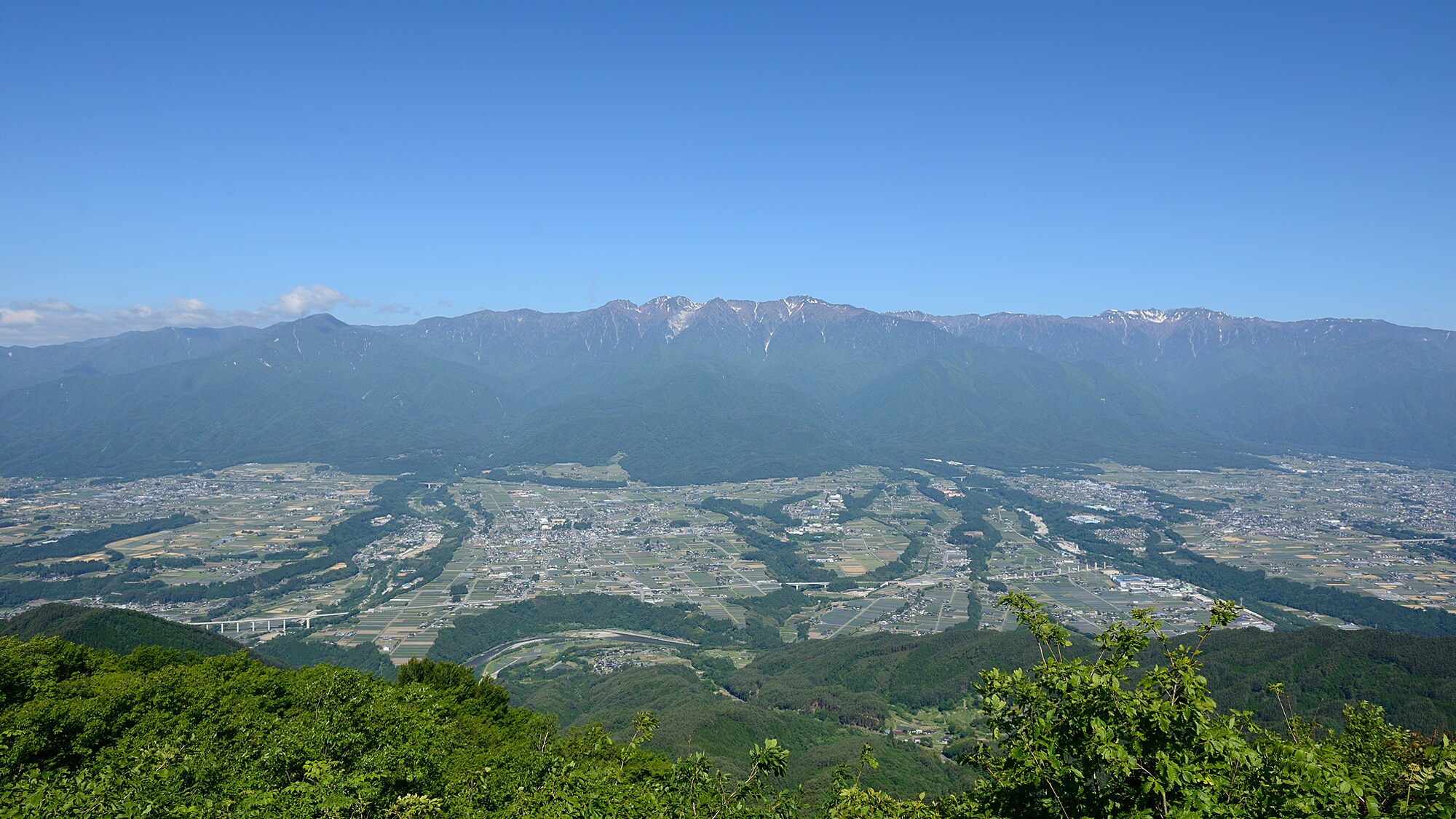 มุมมองที่ดีของเทือกเขาแอลป์ตอนกลางจาก Jinbagatayama ที่ระดับความสูง 1445m