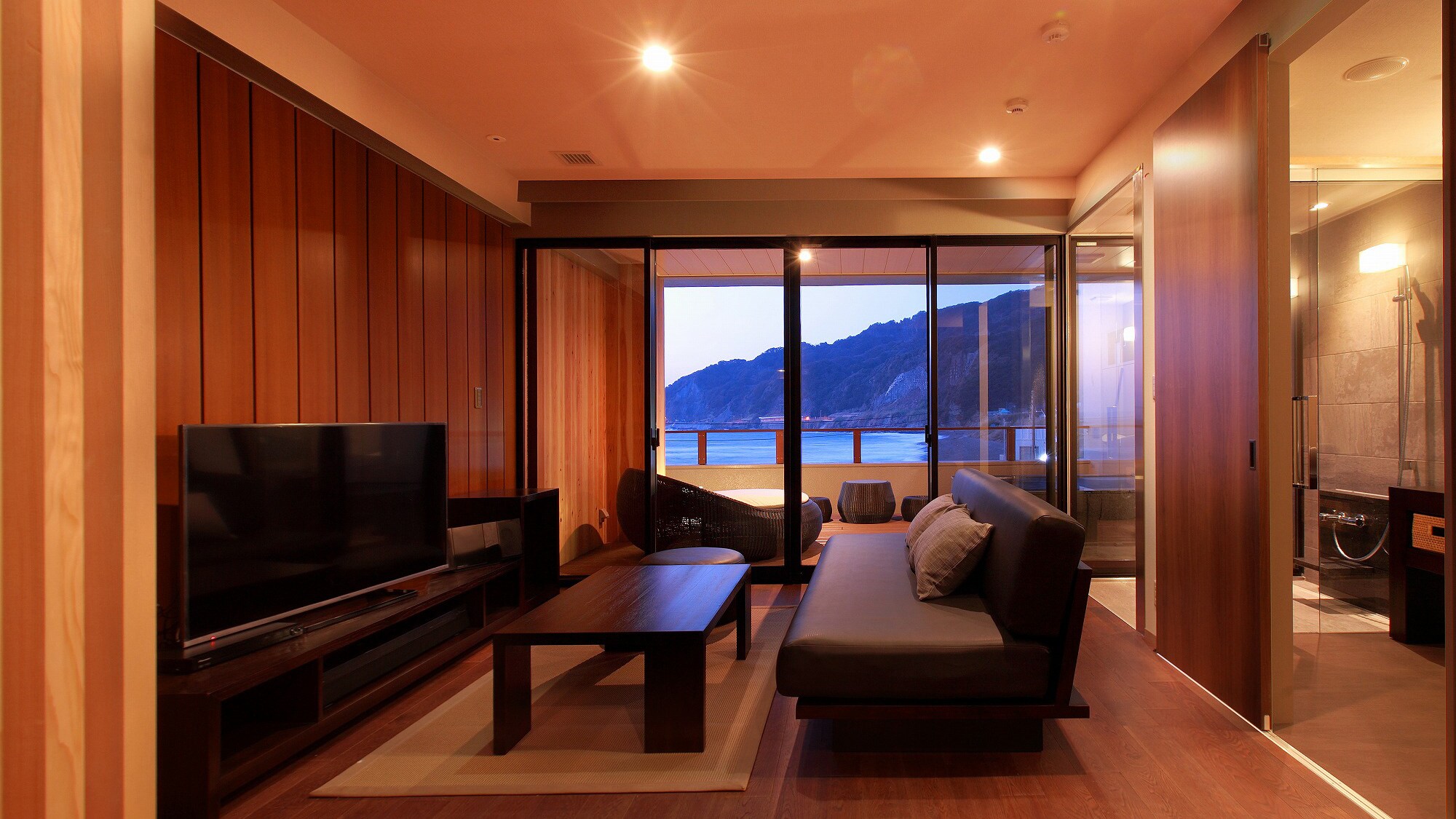 3F: Guest rooms with open-air baths (with private shower booths)