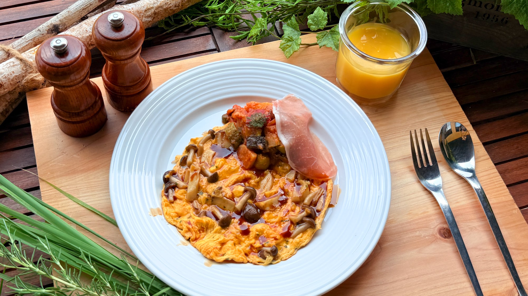 메인을 선택할 수있는 아침 식사 하프 뷔페 9 월의 양식은 라타 투유의 오픈 오믈렛 생 햄과 함께