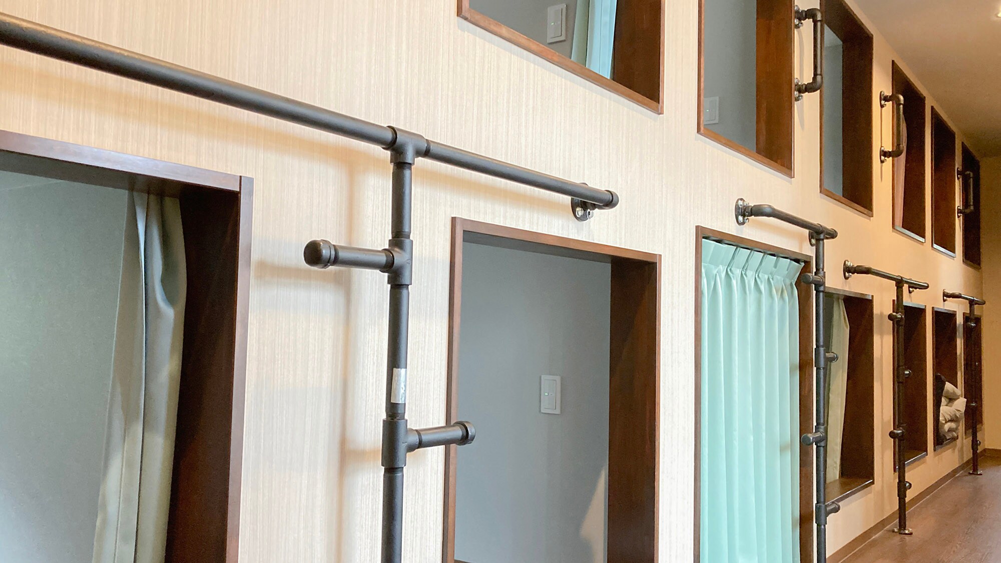 ・[หอพัก] แต่ละห้องมีไฟส่องสว่างเป็นของตัวเอง