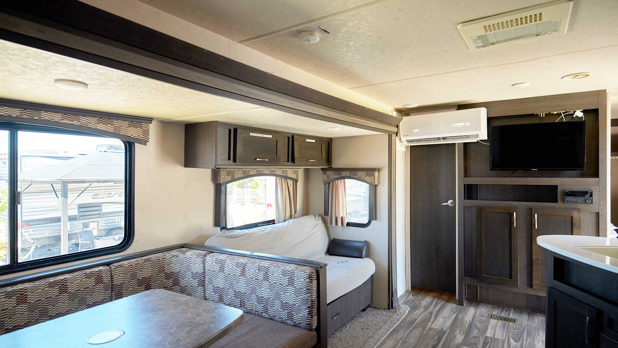 [Trailer house / 9m] A living space where you can enjoy meals. It can also be used as a sofa bed!