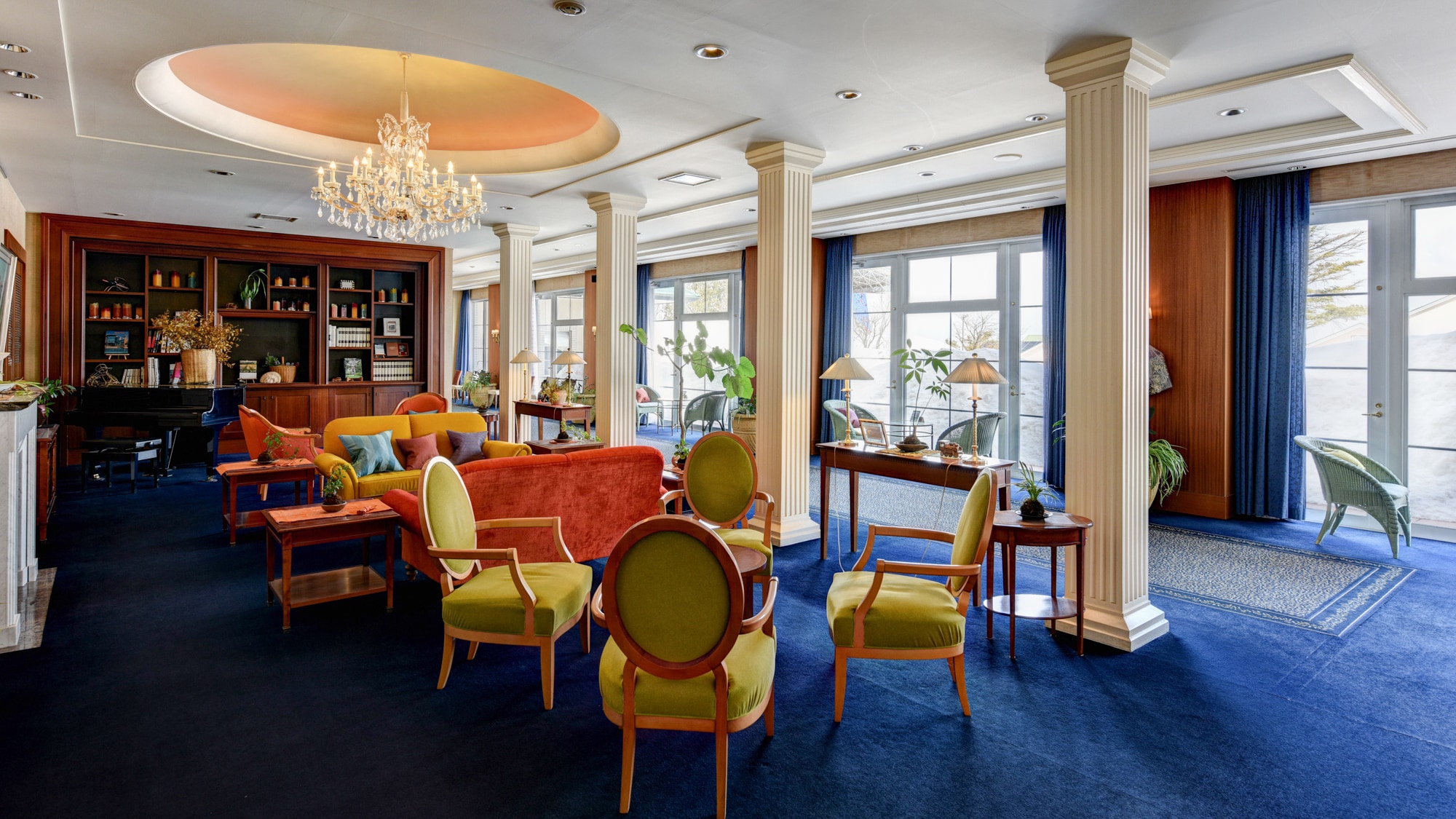 **[Lobby] A bright and calm space with glass walls