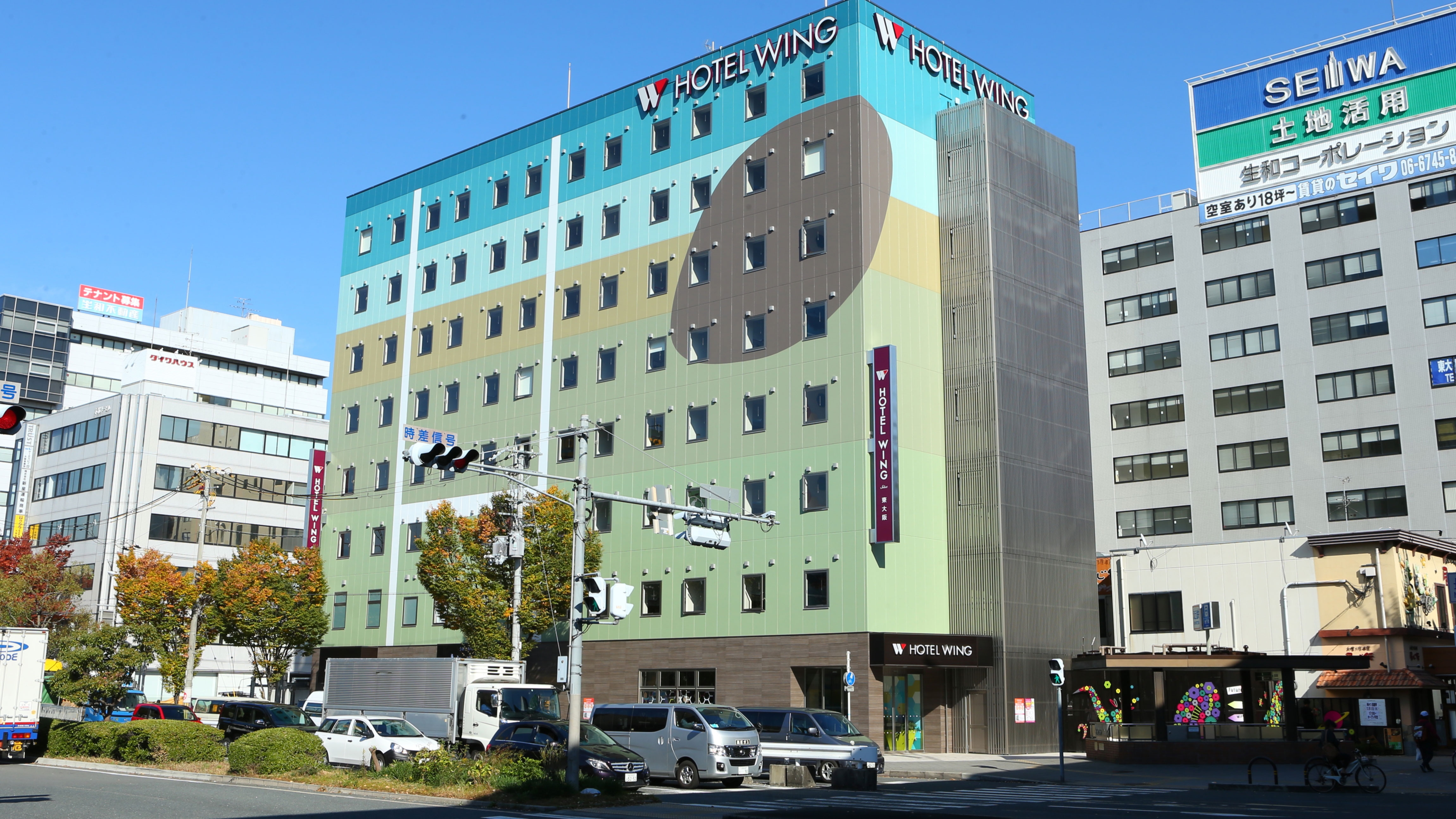 Exterior / Front / Lobby