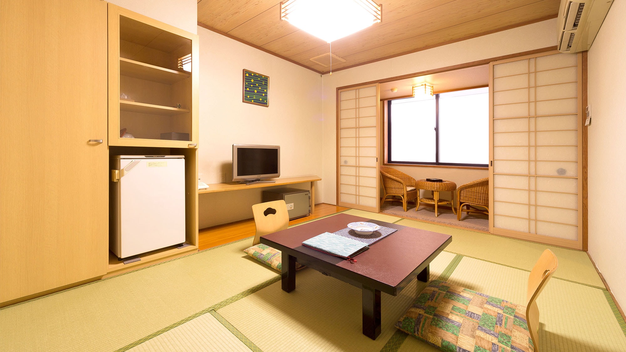 ・ It is a room where you can relax on tatami mats.