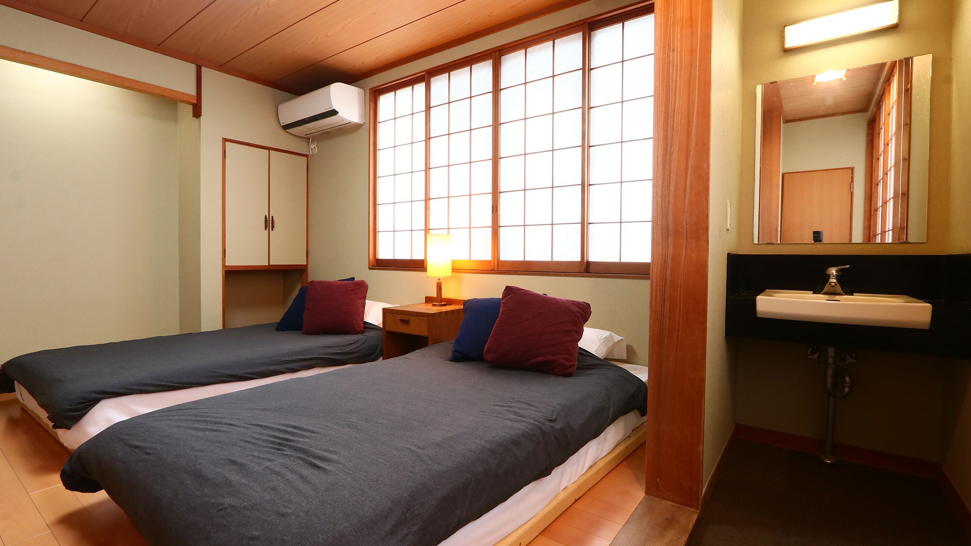The twin-bed rooms are equipped with a washbasin and a toilet with a bidet♪ (2)