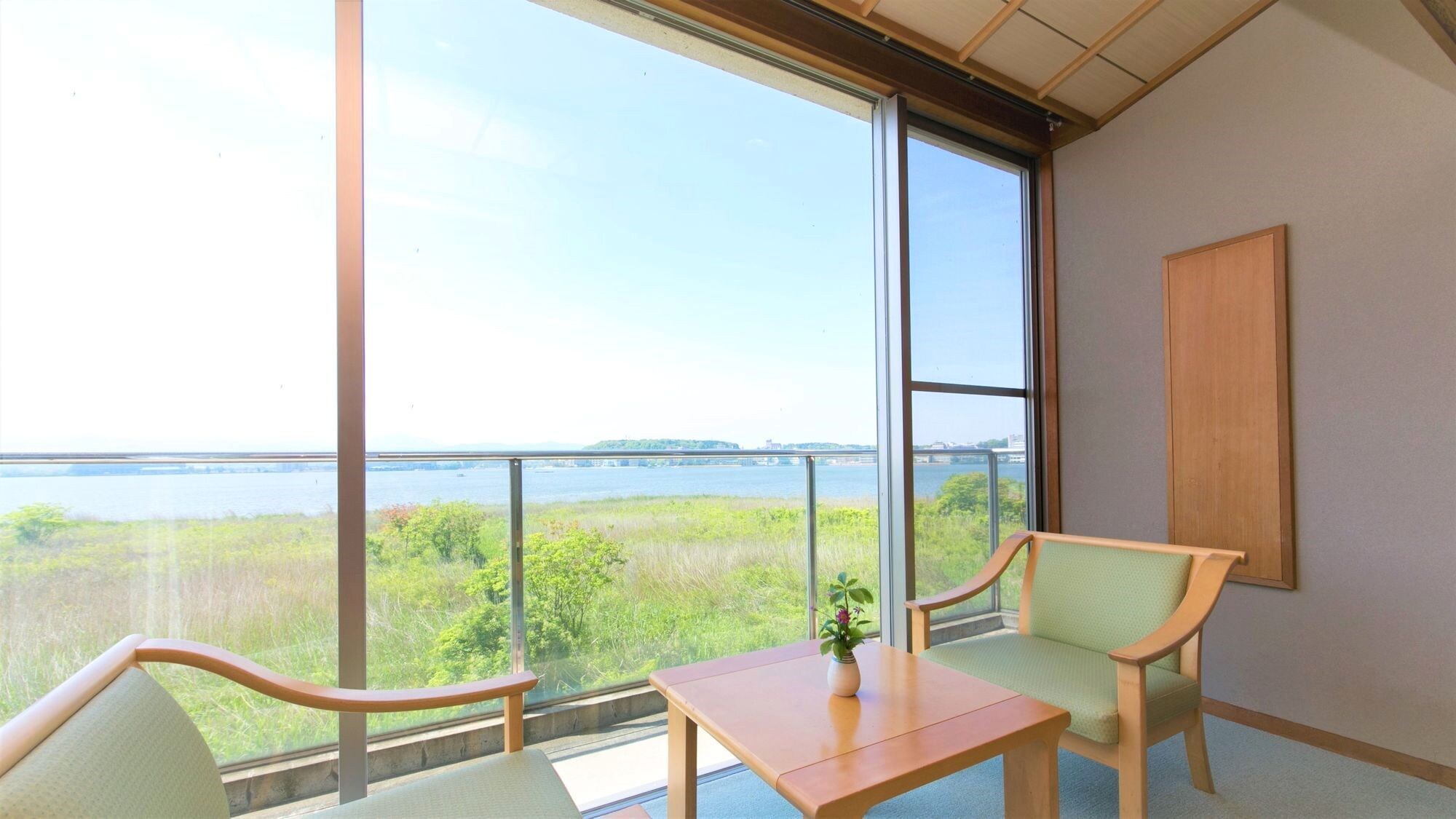 [Japanese-style room] All rooms have a lake view. Depending on the time of day, you can see the large fountain of Lake Shibayama from your room. *Image