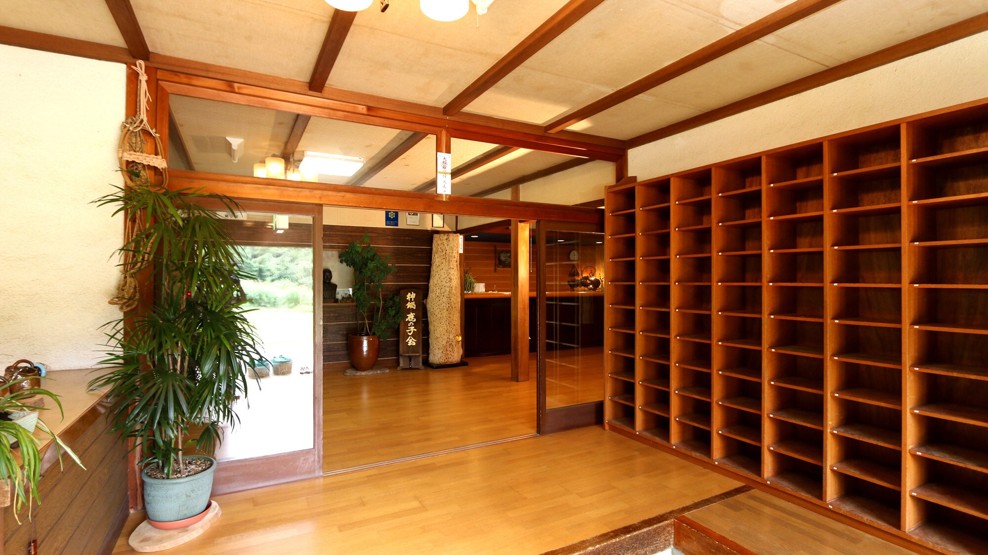 The entrance with the scent of wood