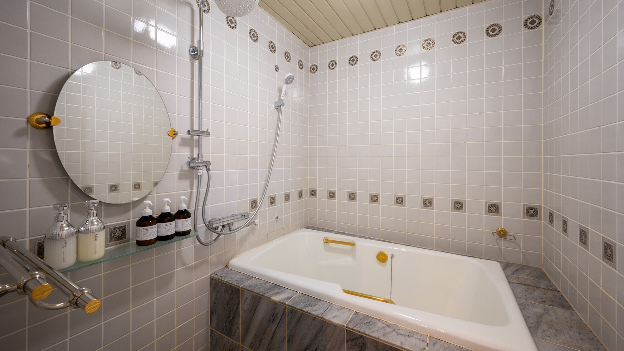[Suite Room] The relaxing rain shower will gently cool your body after the sauna.