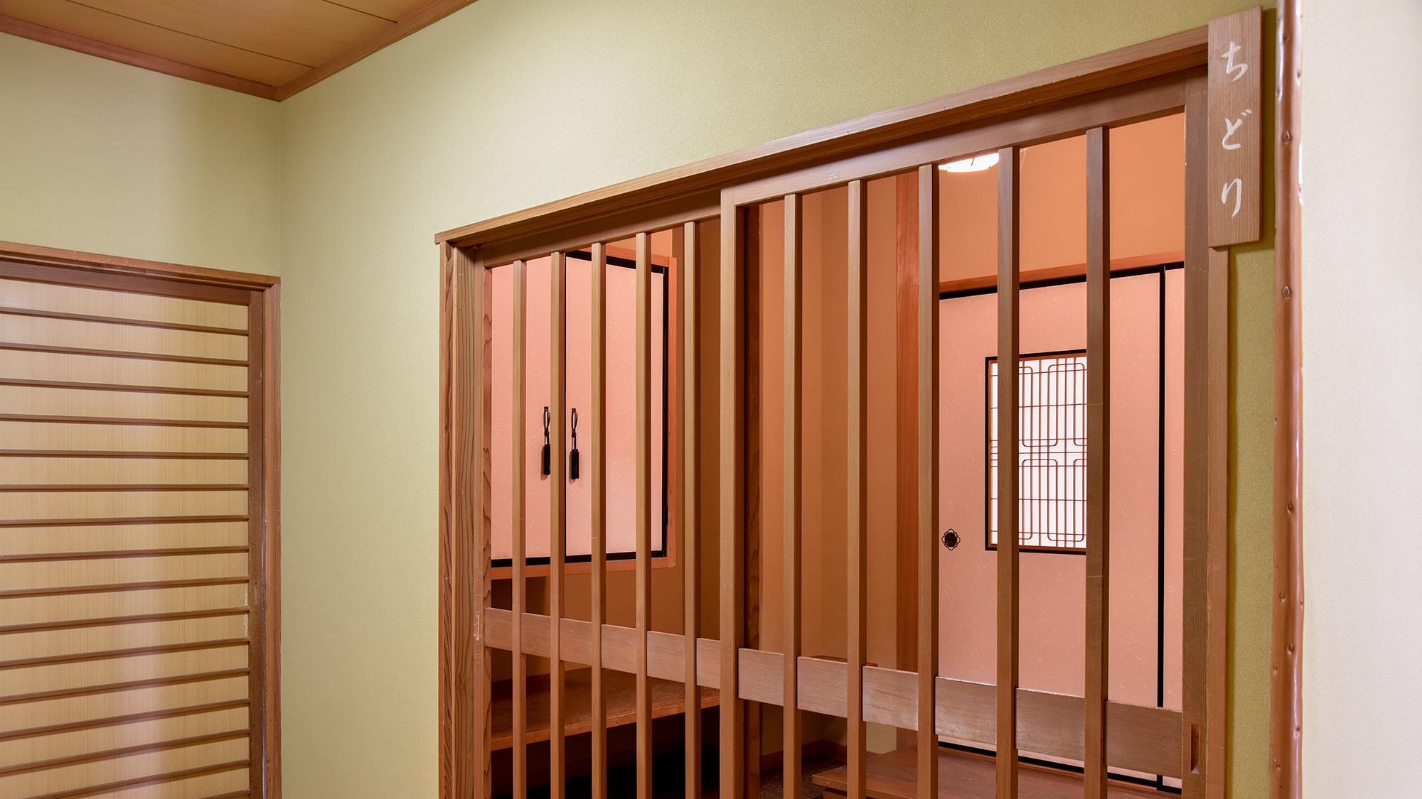 ※[客房示例] 千鸟（10张榻榻米的日式房间）这是客房的入口。请在这里脱鞋。