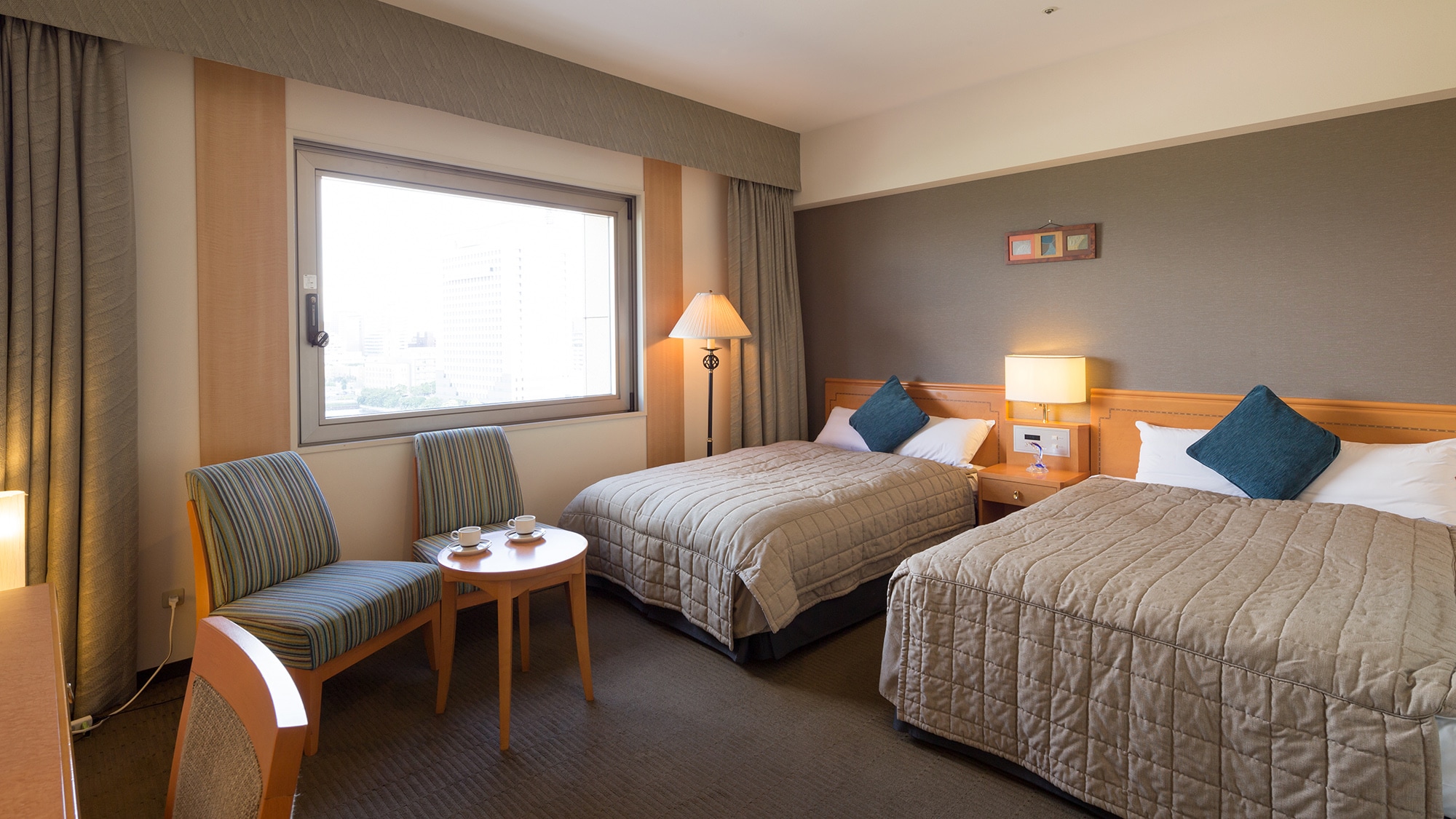 [豪華雙床房] 寬敞的床，可讓您享受奢華的睡眠，並從較高樓層欣賞橫濱的街景。