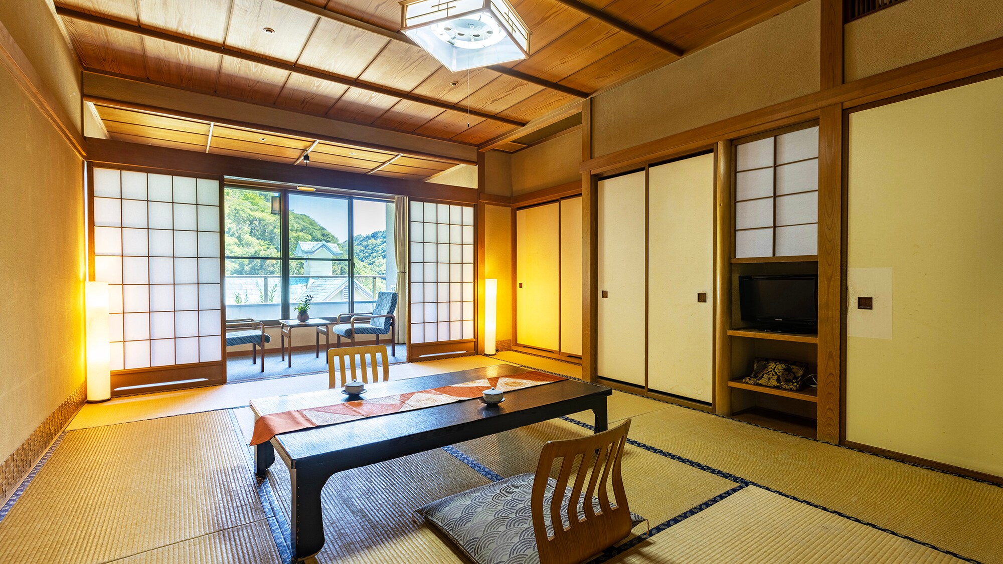 [Guest room image] We offer a relaxing and gentle space that is somehow nostalgic.
