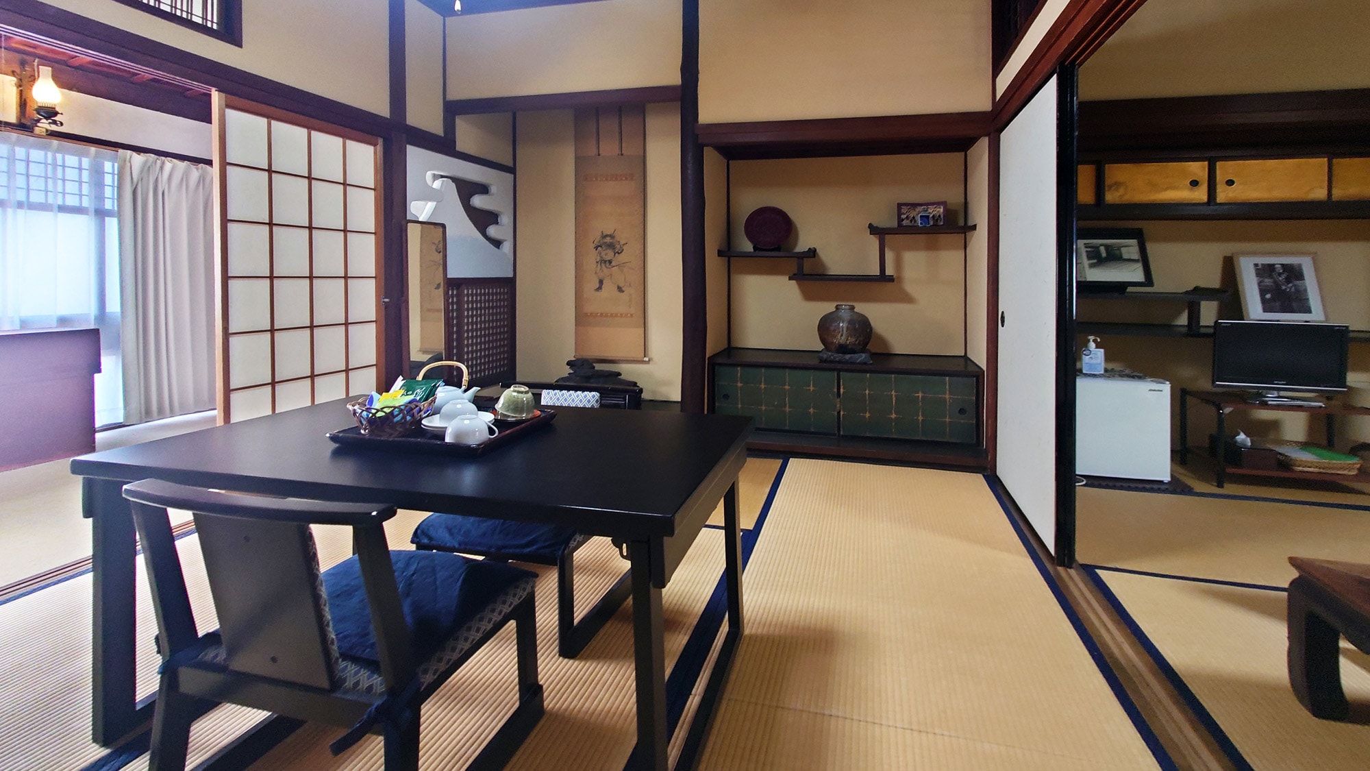 [General Nogi's Room (14 tatami mats, non-smoking, 2nd floor, with key)] Divided into a relaxation room and a bedroom.