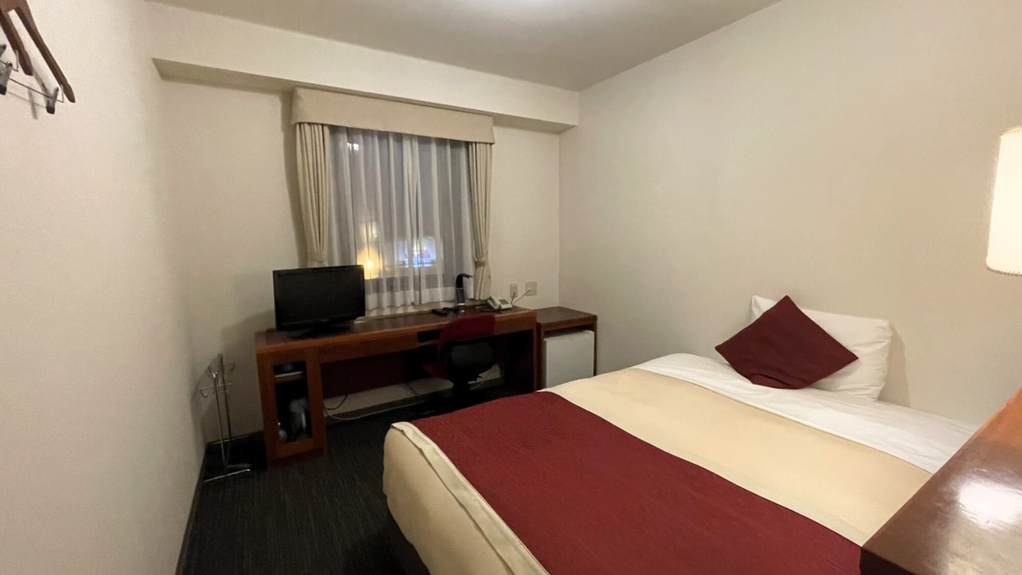 Standard single room (14m²) bed width 140cm