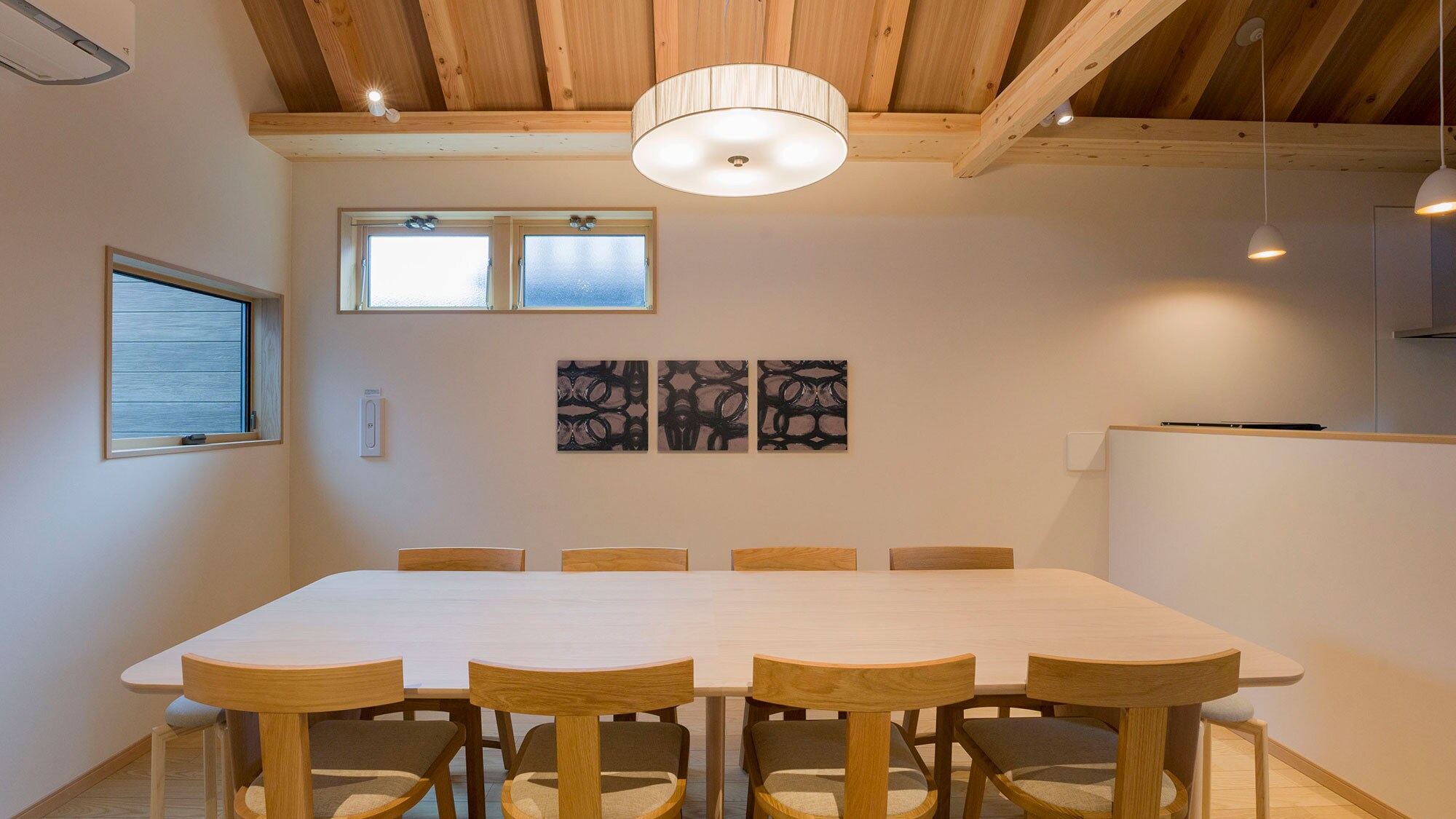 【類型A：用餐】與家人、朋友圍坐在餐桌旁，享受美好的時光。