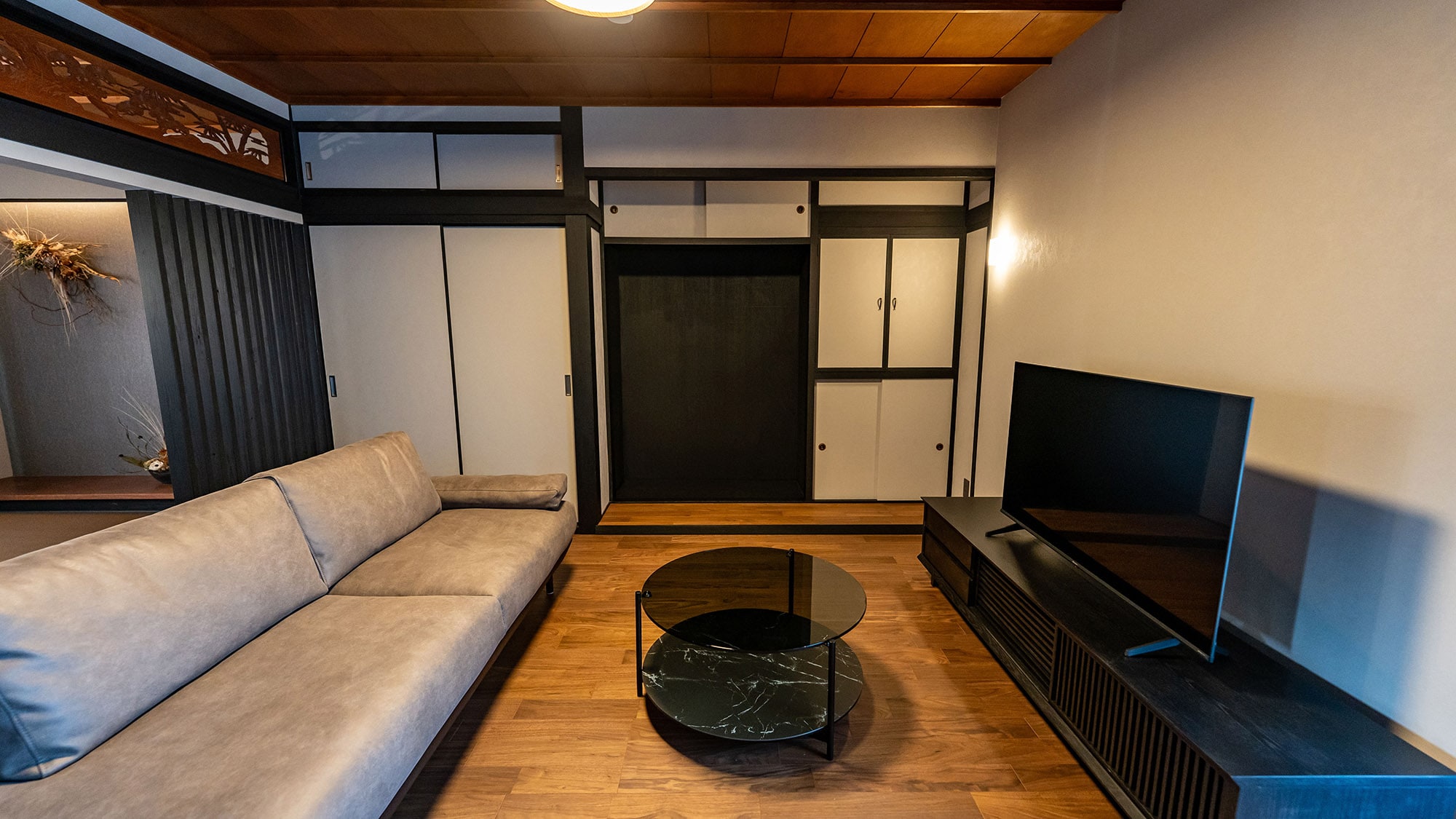 ・[Ruang tamu] Interior tenang yang memanfaatkan tekstur kayu khas rumah-rumah tua