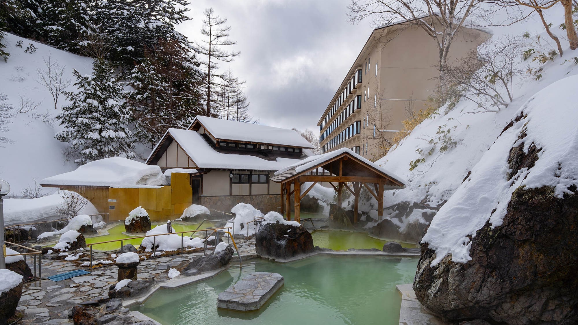 [Stone Garden Open-Air Bath] Enjoy a blissful moment in the clear winter air with four different hot springs