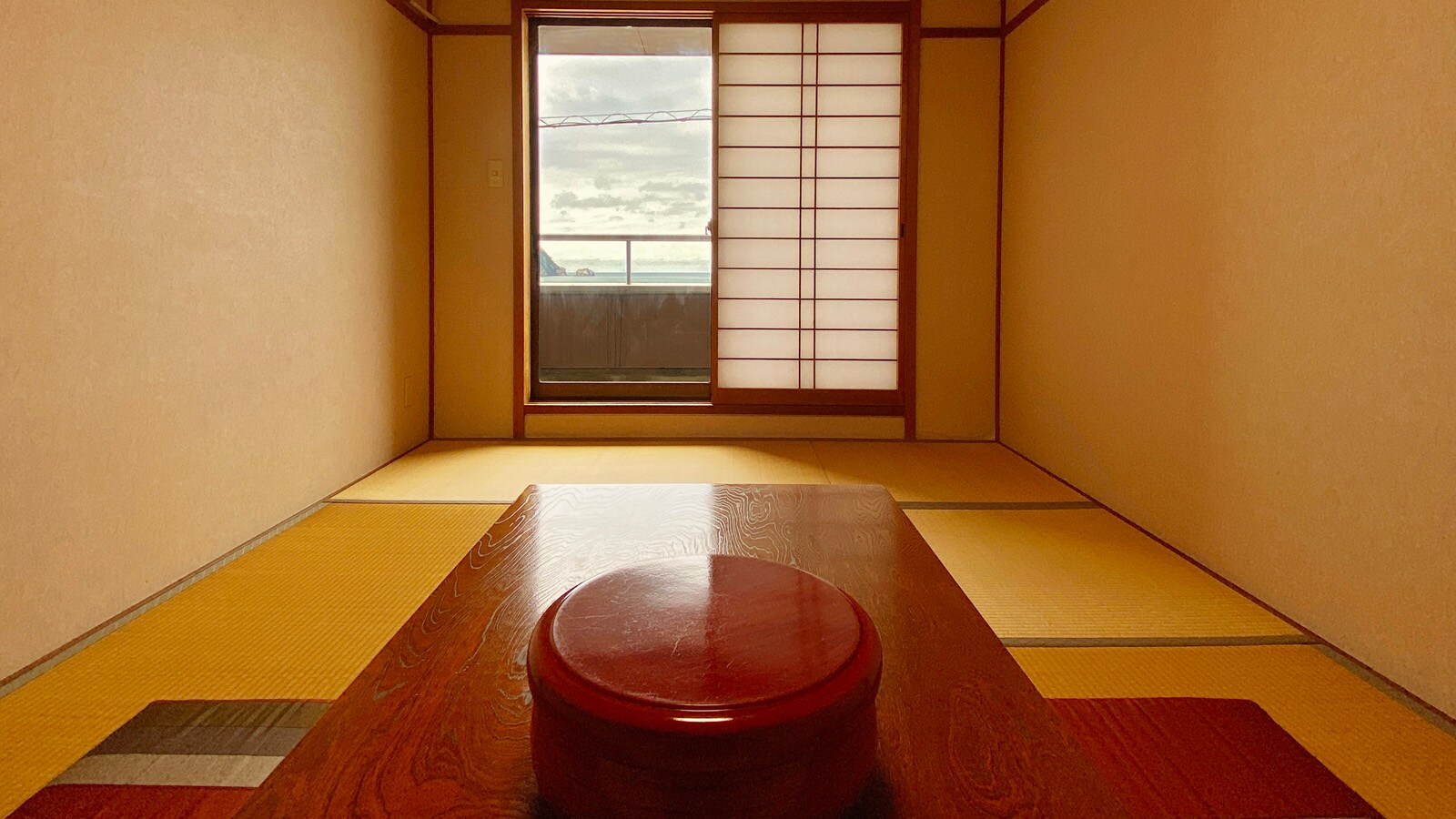 ★ [Japanese-style room] Relax while looking out at the sea