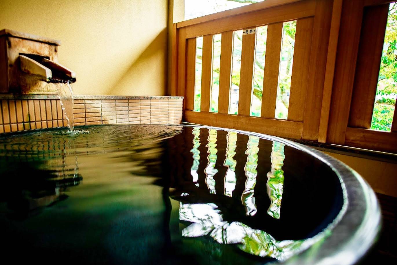 [River side] An example of a Japanese-Western style room (made of pottery) with a free-flowing open-air bath