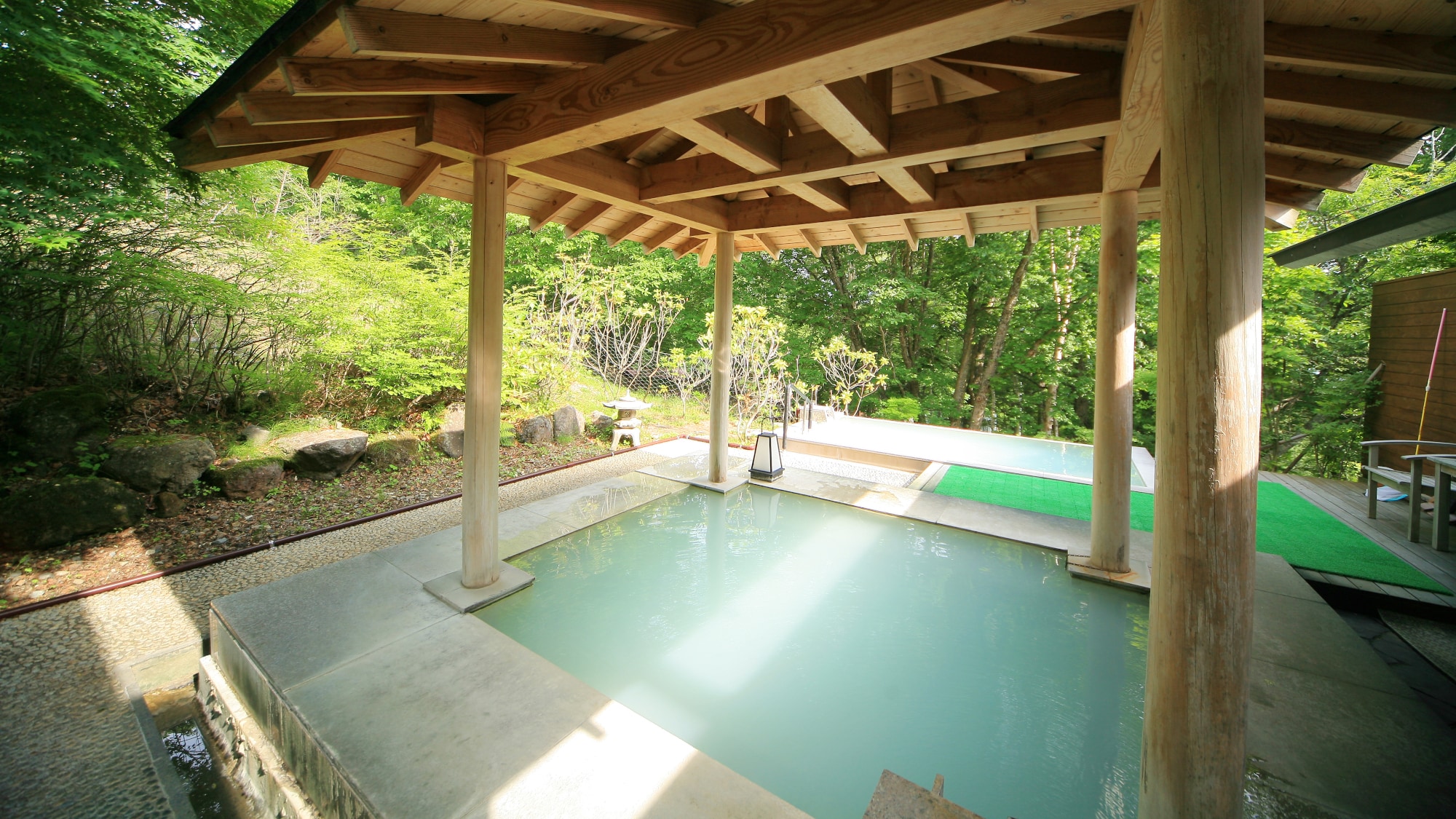 Open-air bath | Be fascinated by the vitality of plants