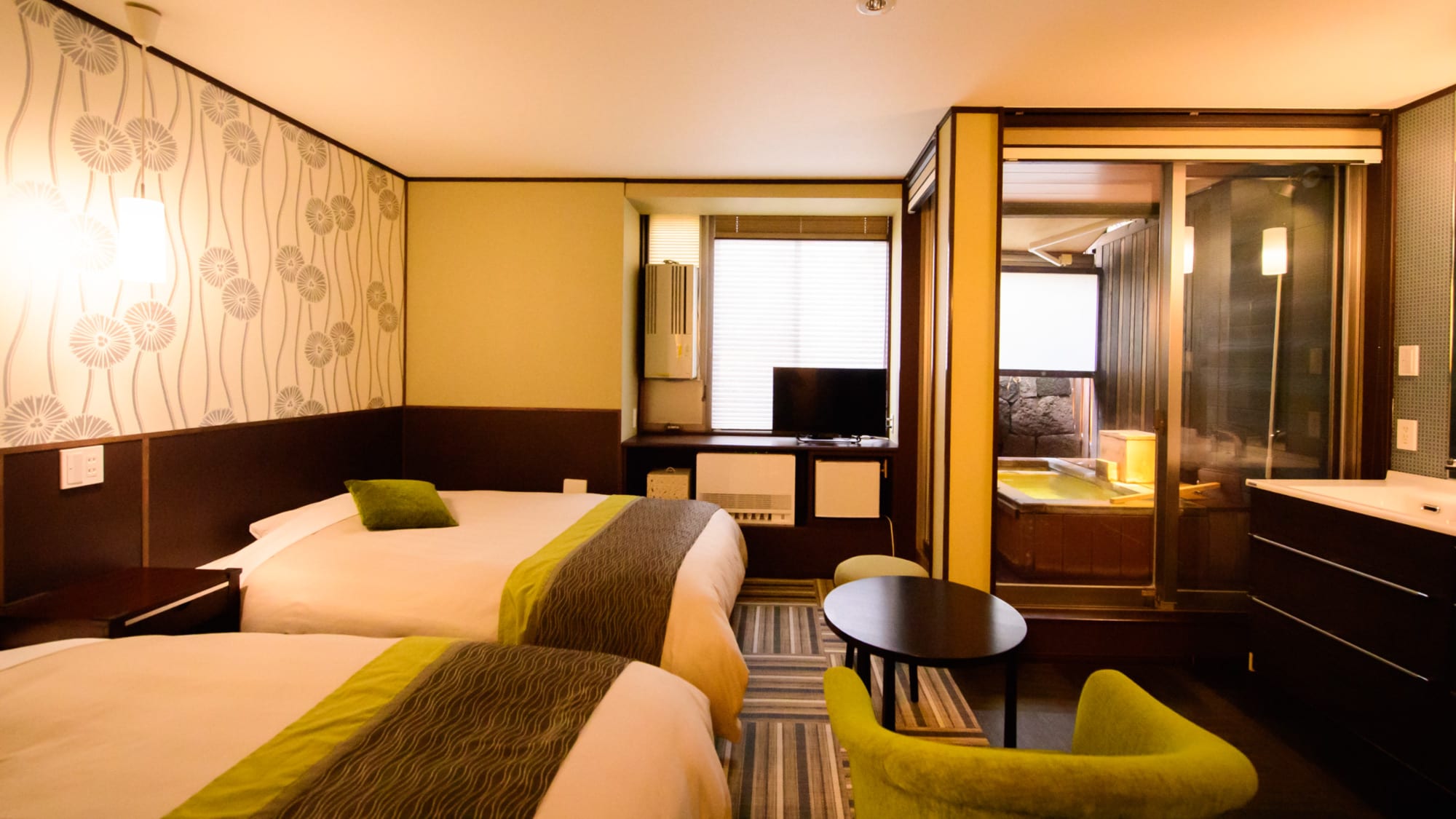 [Room with hot spring open-air bath] Twin room type. With an open-air bath that flows directly from the Yubatake source.