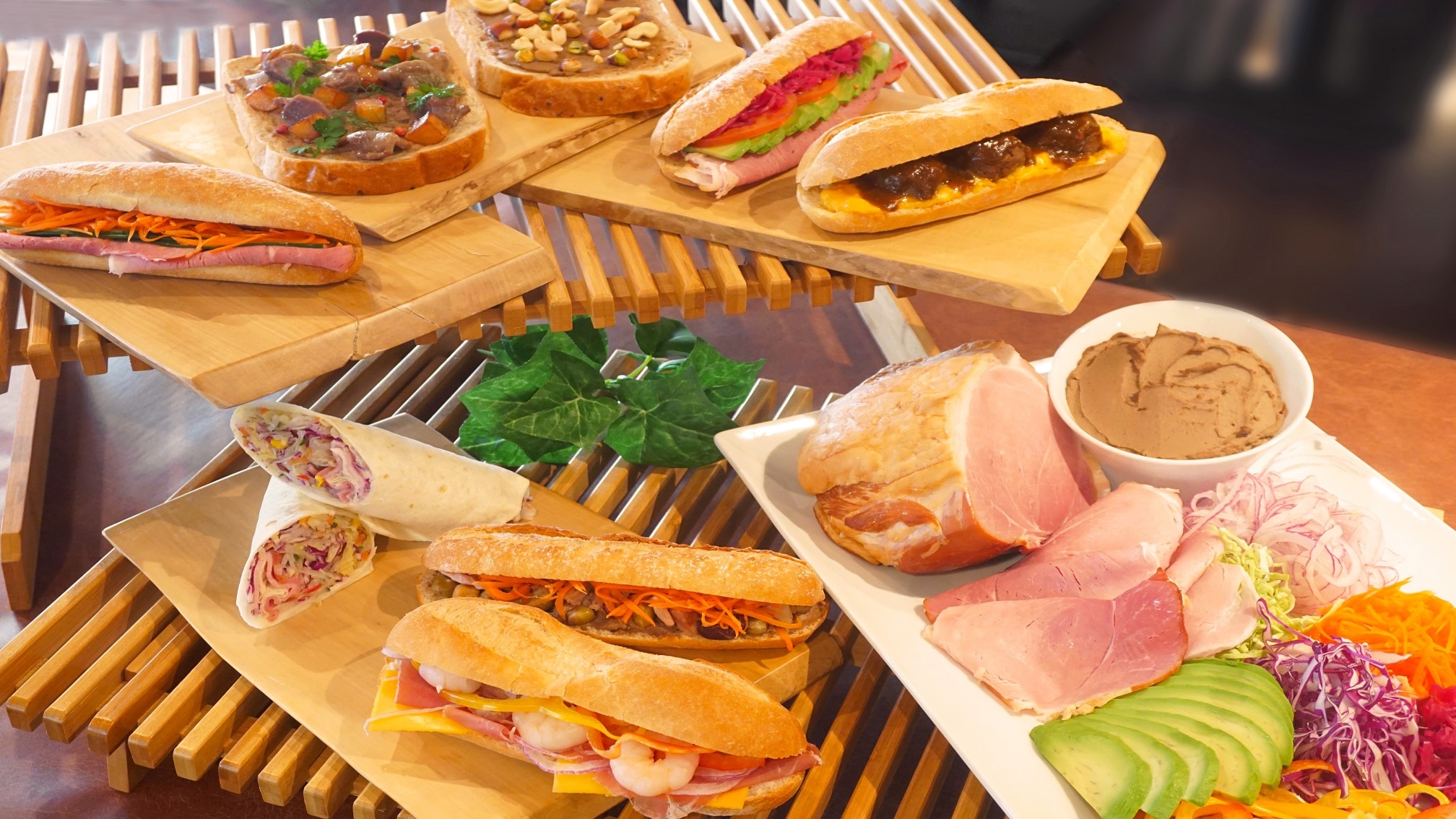  [Bữa sáng tự chọn] Bánh mì kẹp thịt làm từ giăm bông Parma và giăm bông lợn ướp trà Tochu của tỉnh Iwate