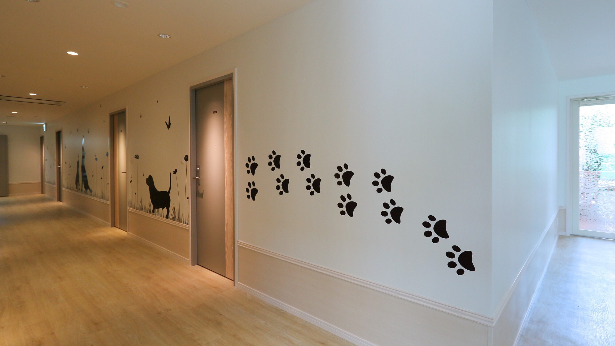 [Villa First/Second Standard Room] There are dog illustrations in the hallway leading to the guest rooms.