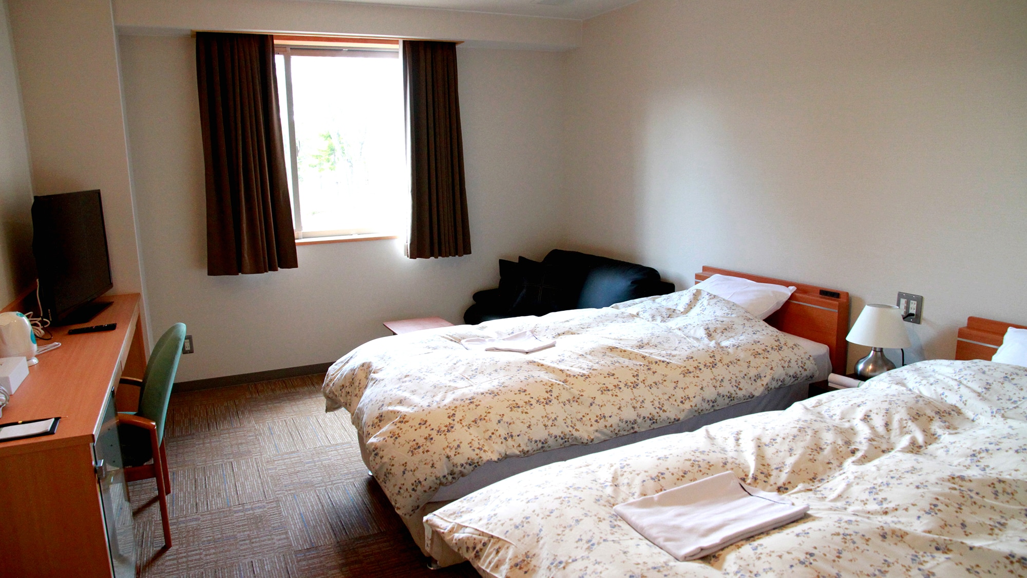 ・Contoh kamar twin: Dua tempat tidur single