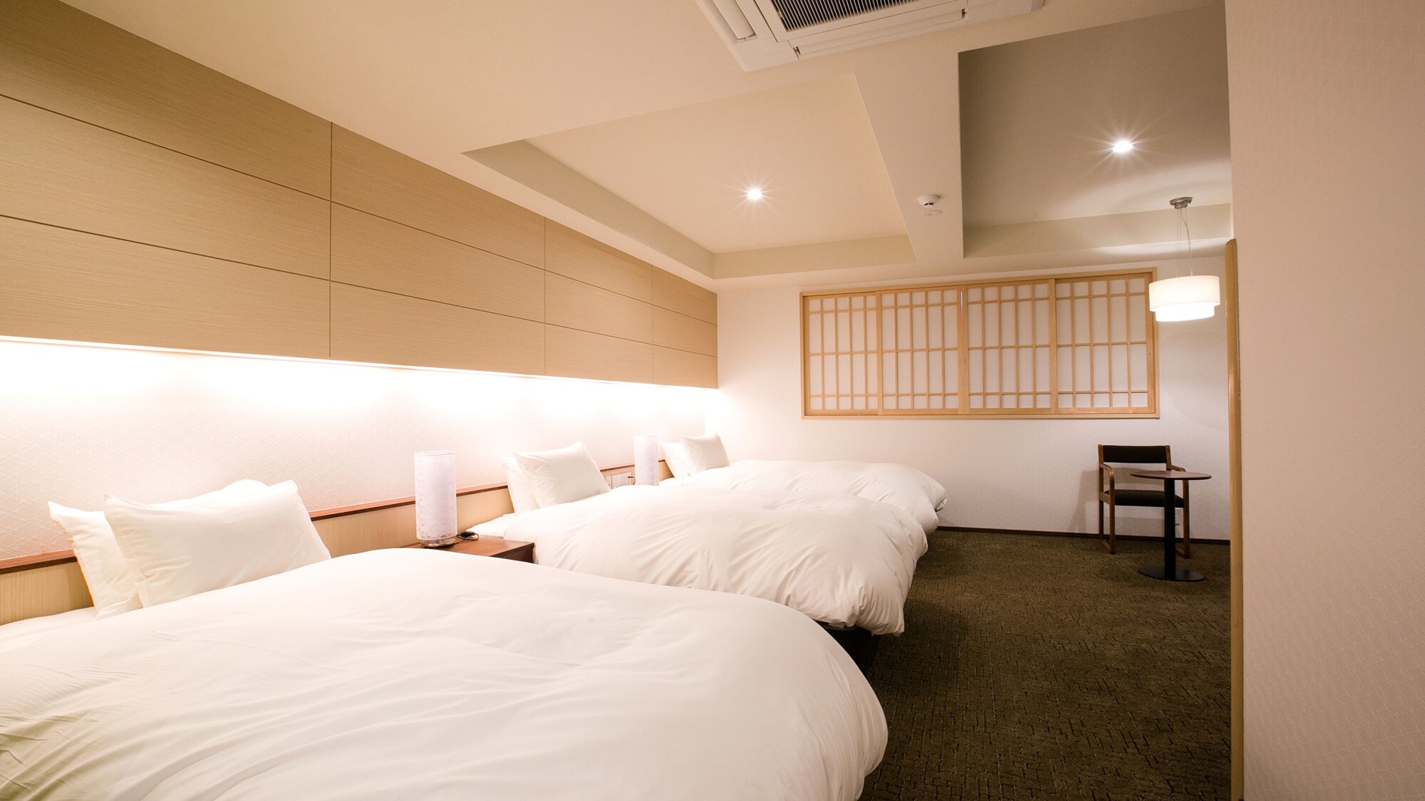 *[Triple] A room where groups can relax comfortably.