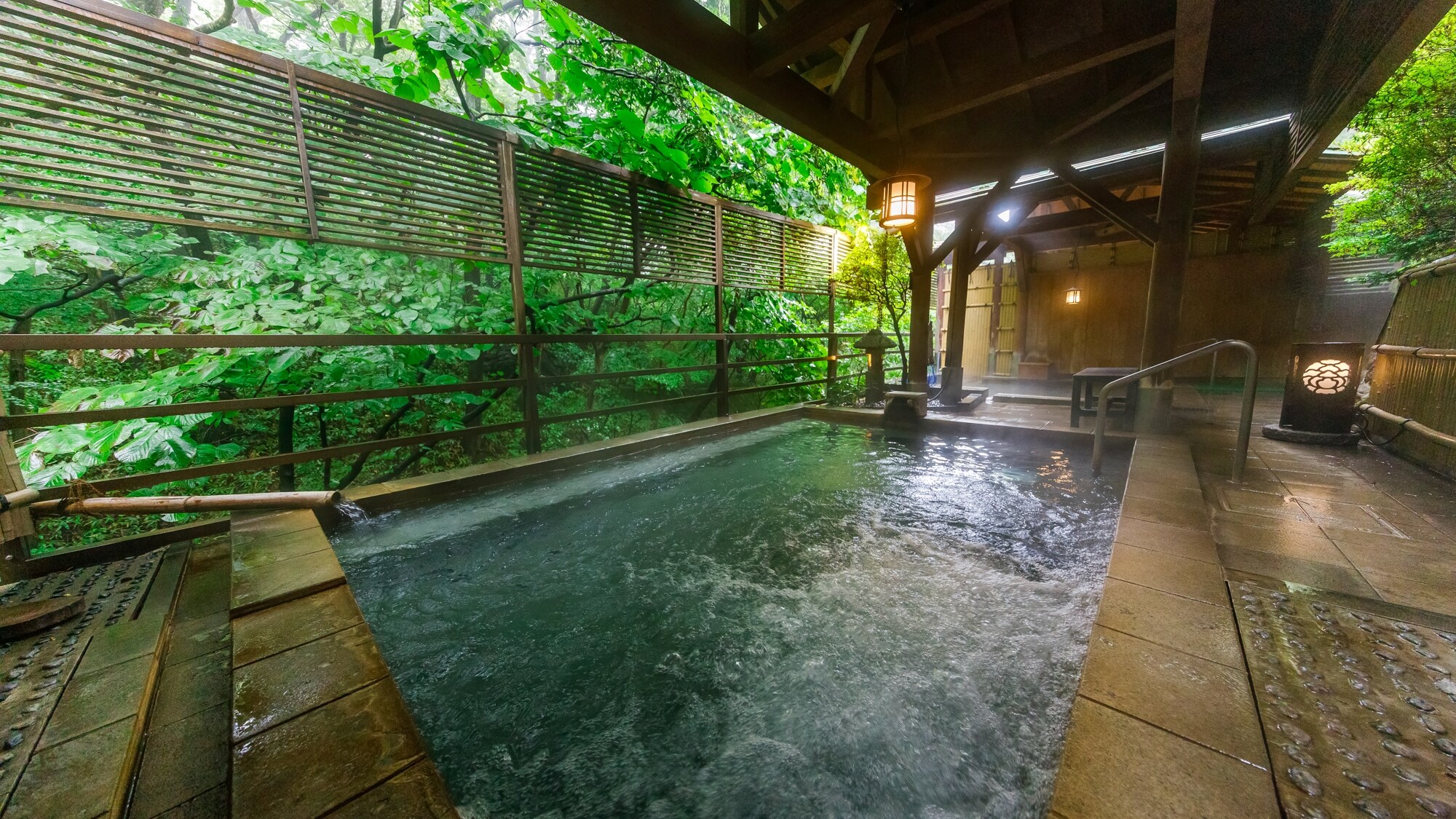 Dikelilingi oleh tanaman hijau subur, pemandian udara terbuka ini mengalir langsung dari sumber mata air panas Nasu yang terkenal, Jizo no Yu.