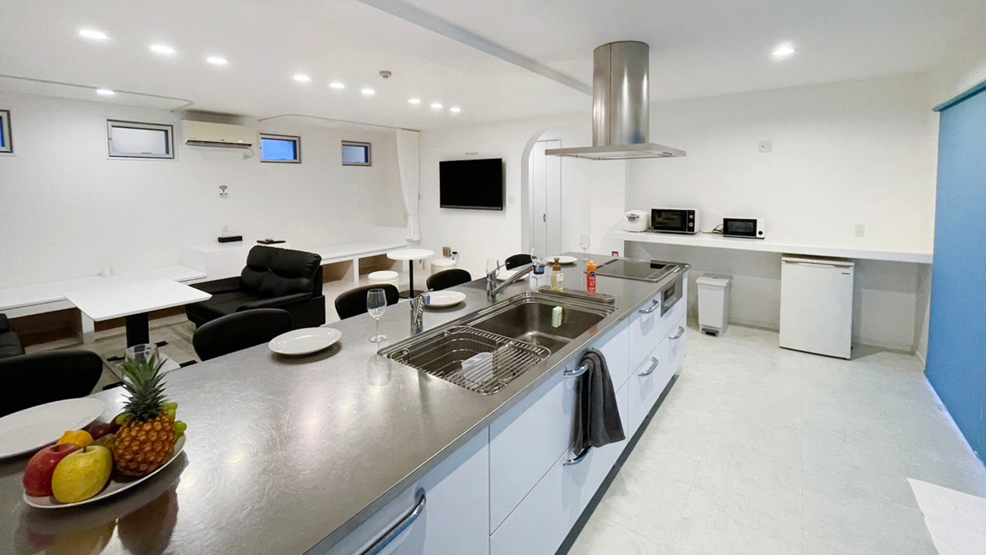 ・[2nd floor: Kitchen] The sink is spacious, so washing dishes can be done without stress.