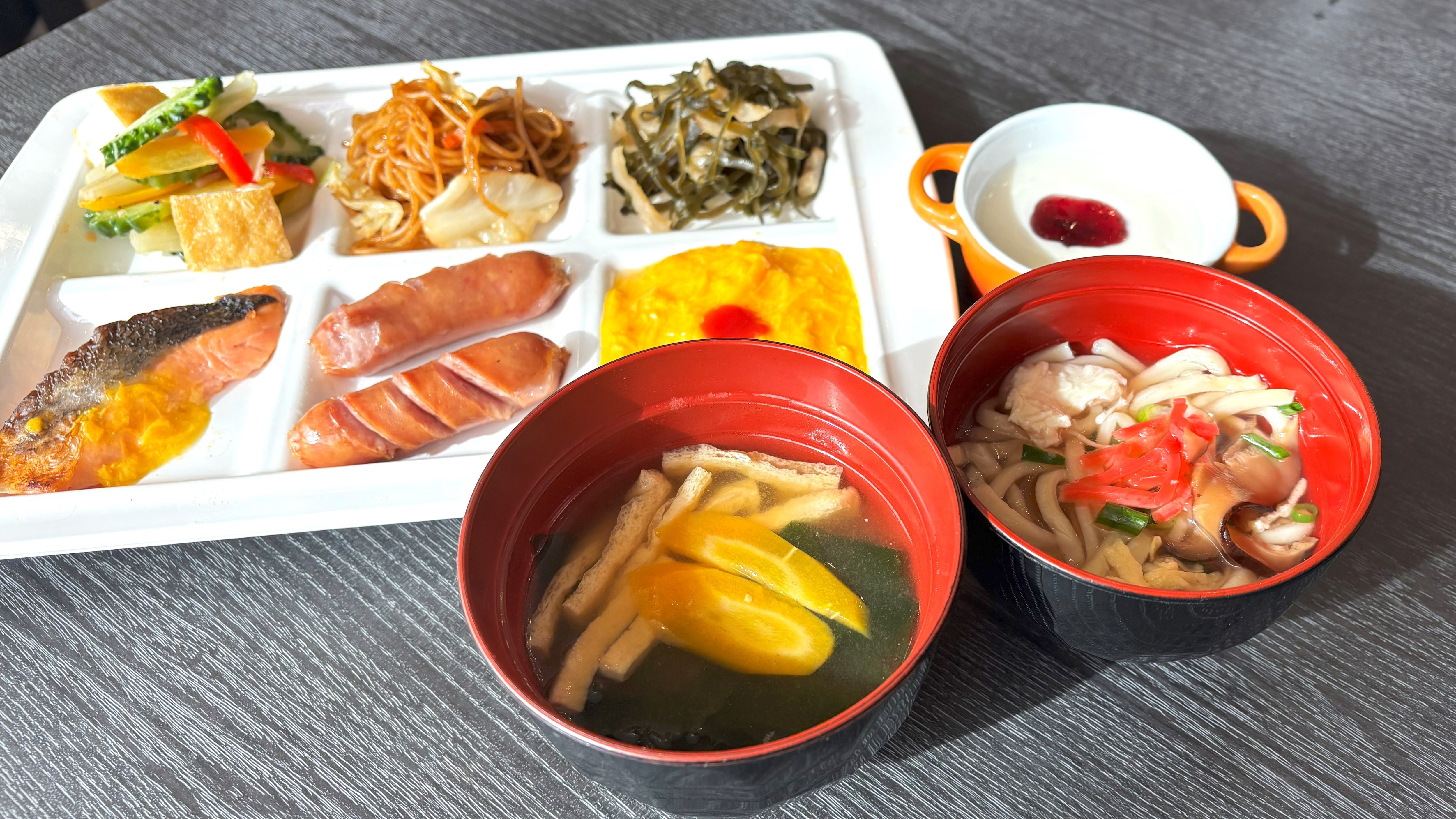 Full of nutrition! Take a break with miso soup containing island carrots.