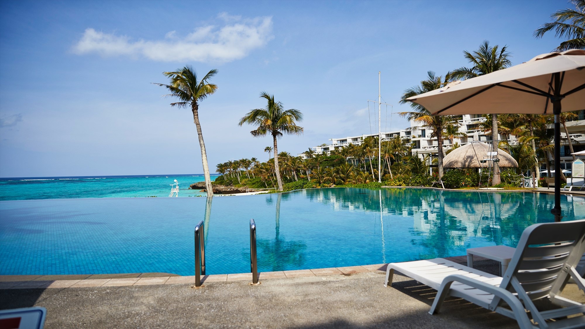  Infinity pool that connects to the sea