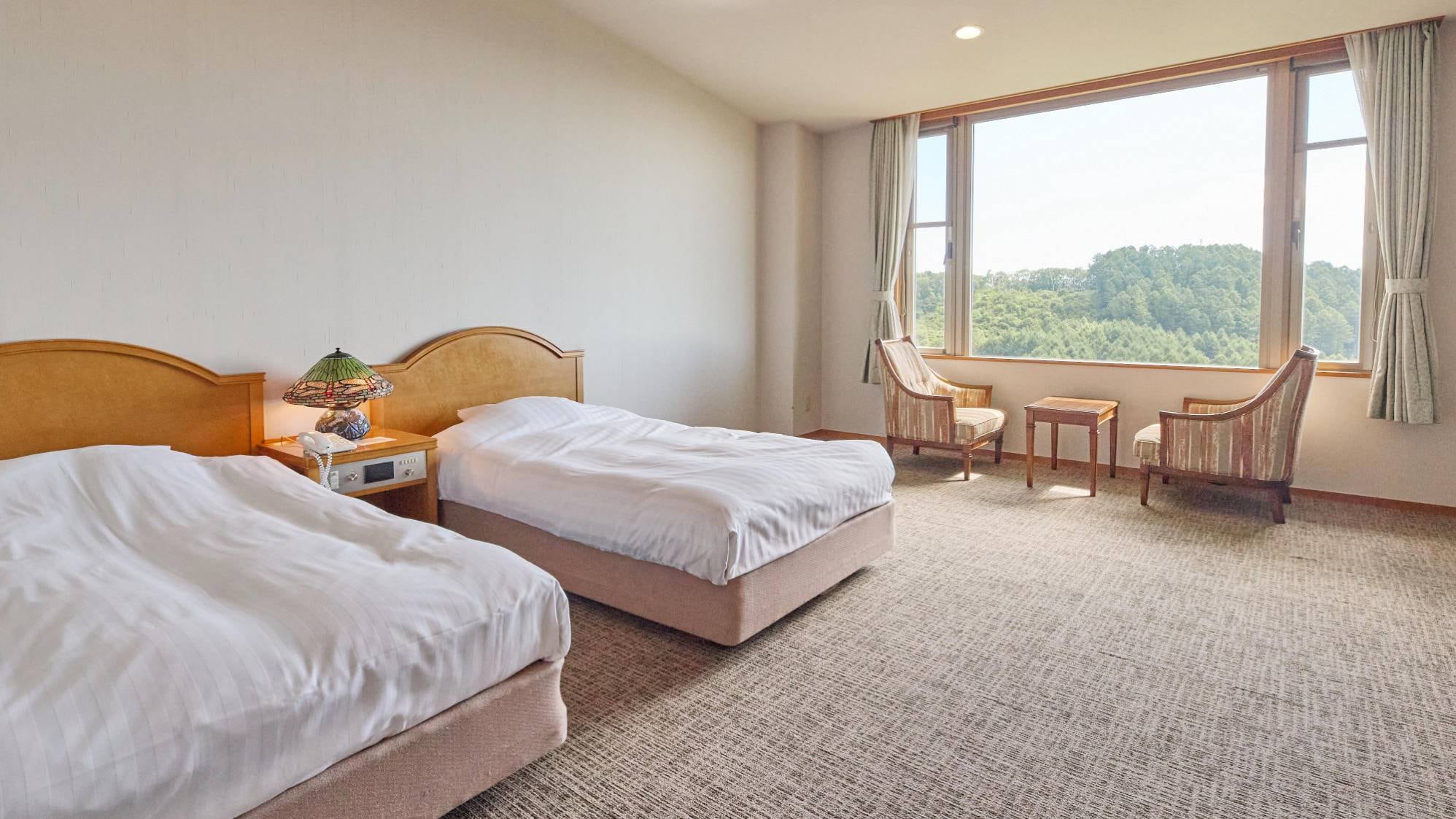 ・[Sunny Western-style room/non-smoking] The view of the sunrise over Shiga Kogen and the sea of clouds spreading out below is spectacular!