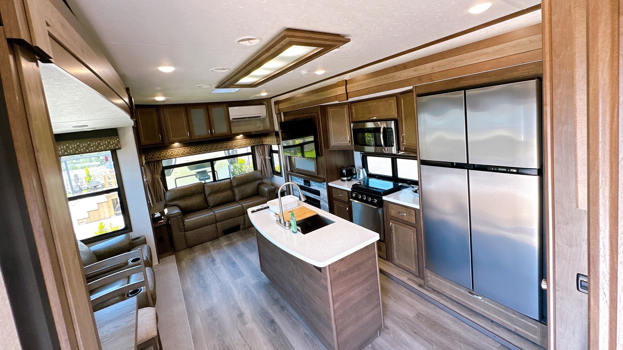 [Trailer House/Center Area] You can relax and watch TV on the comfortable sofa.