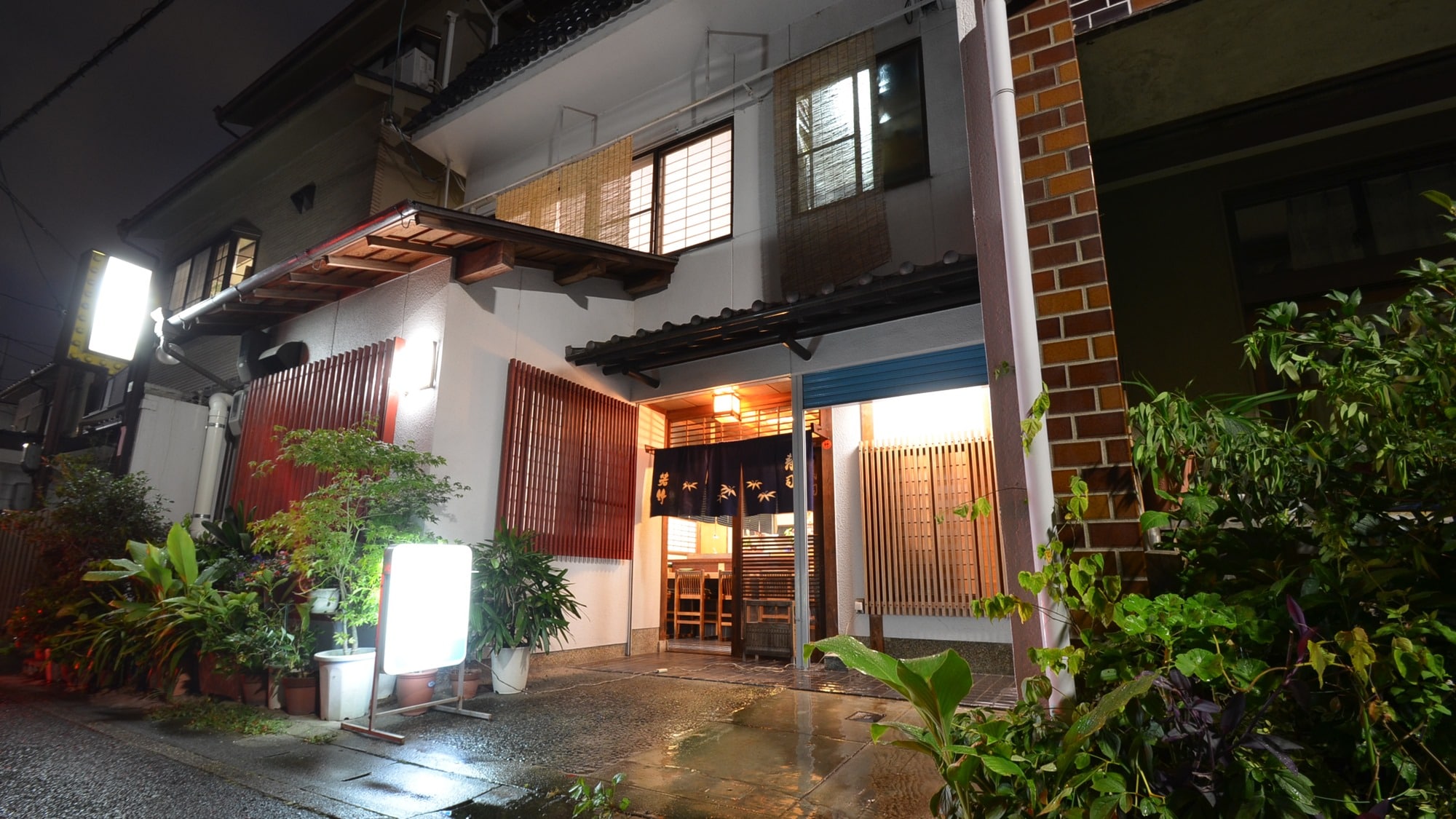 * <Appearance> A warm hospitality with a warm master and a landlady.