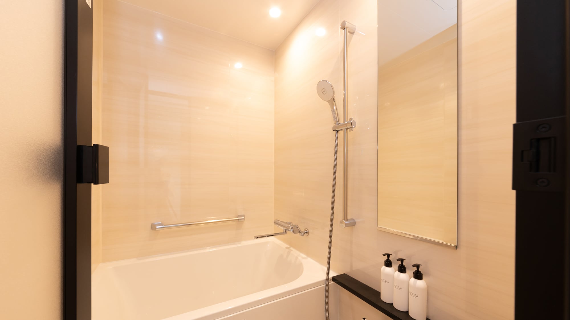 Standard double (with bathtub)