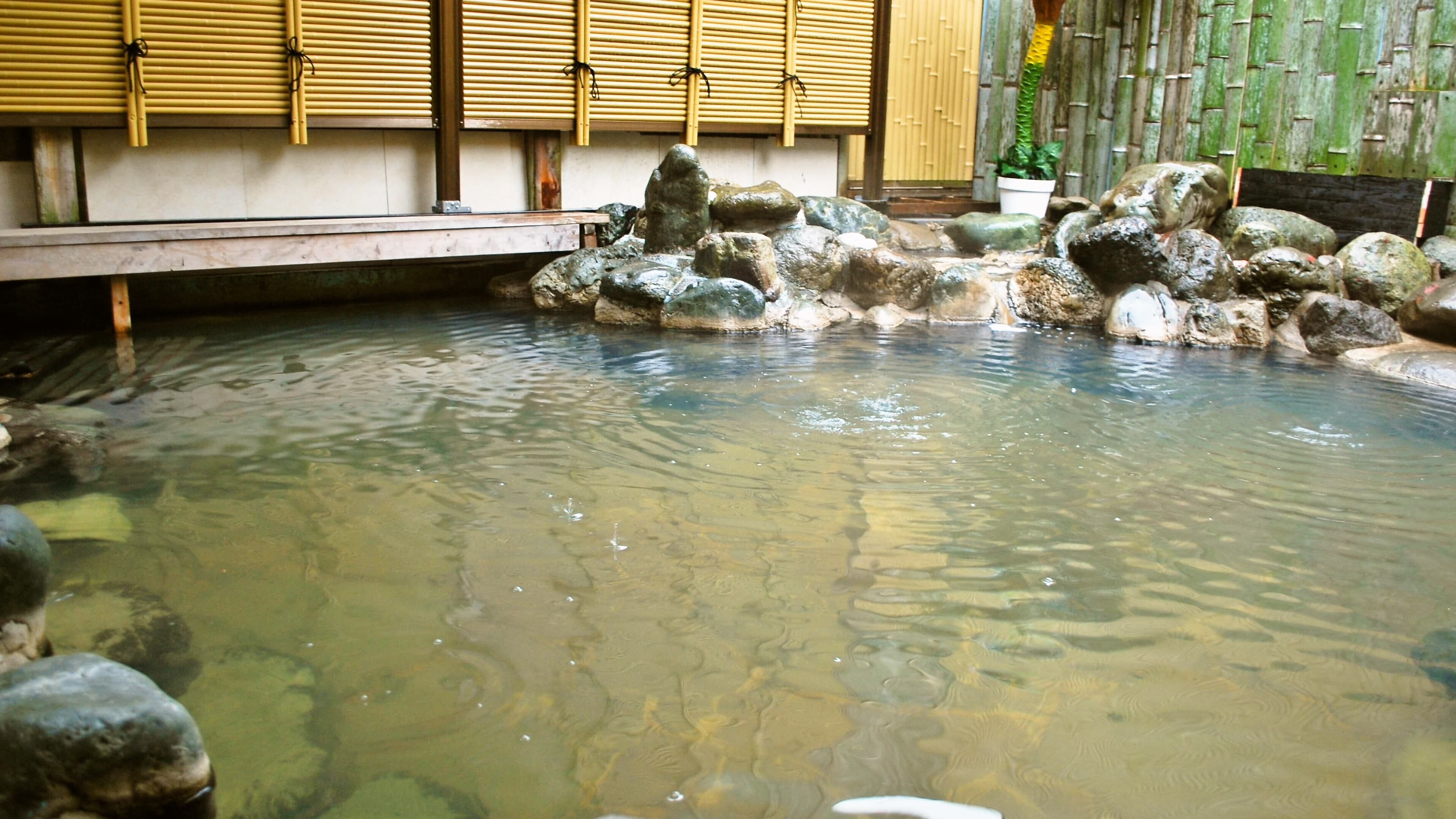 當然，露天浴池也是採用天然溫泉水。
