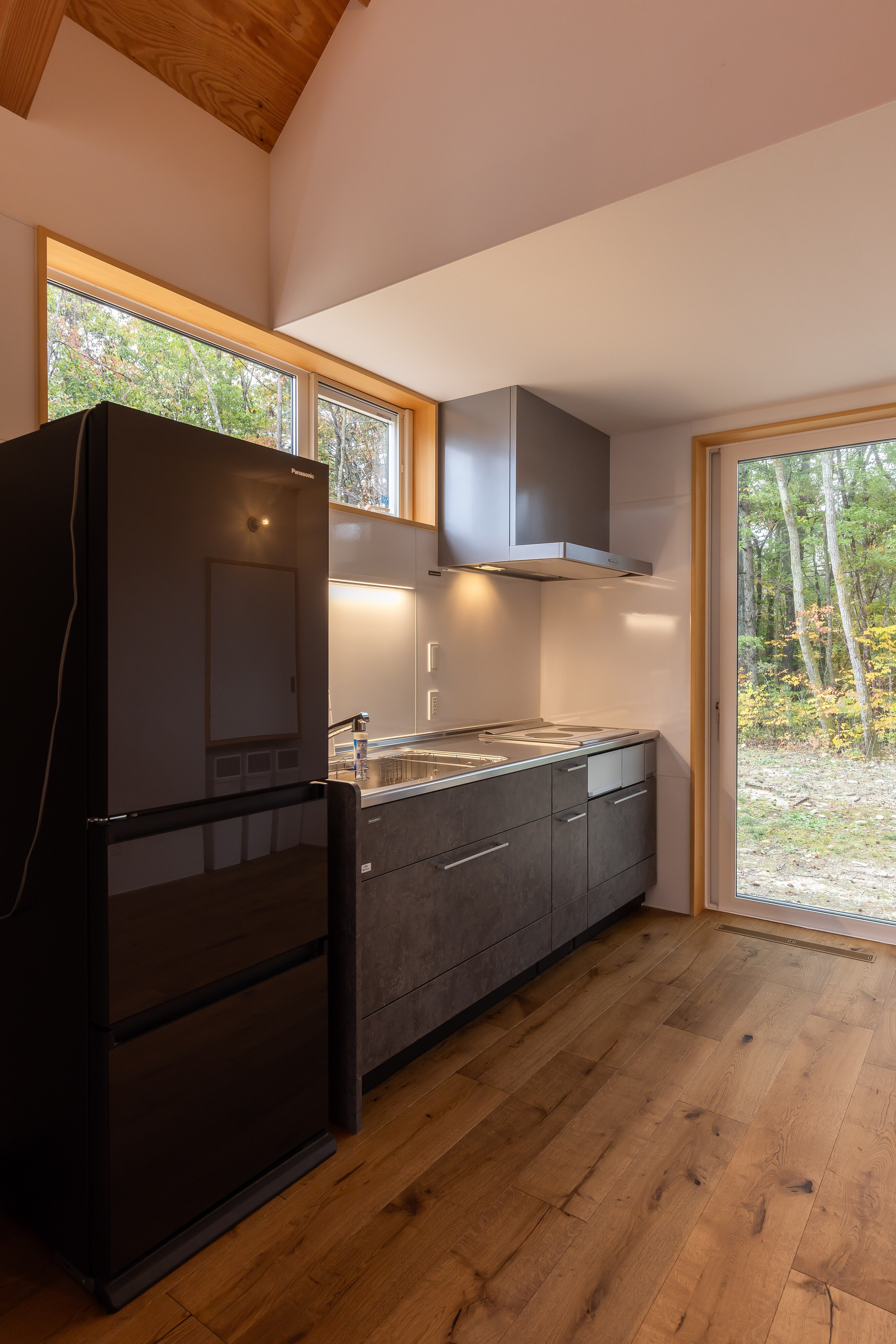 [1st floor IH kitchen] Equipped with a refrigerator, microwave, toaster, basic cooking utensils, tableware, and seasonings.
