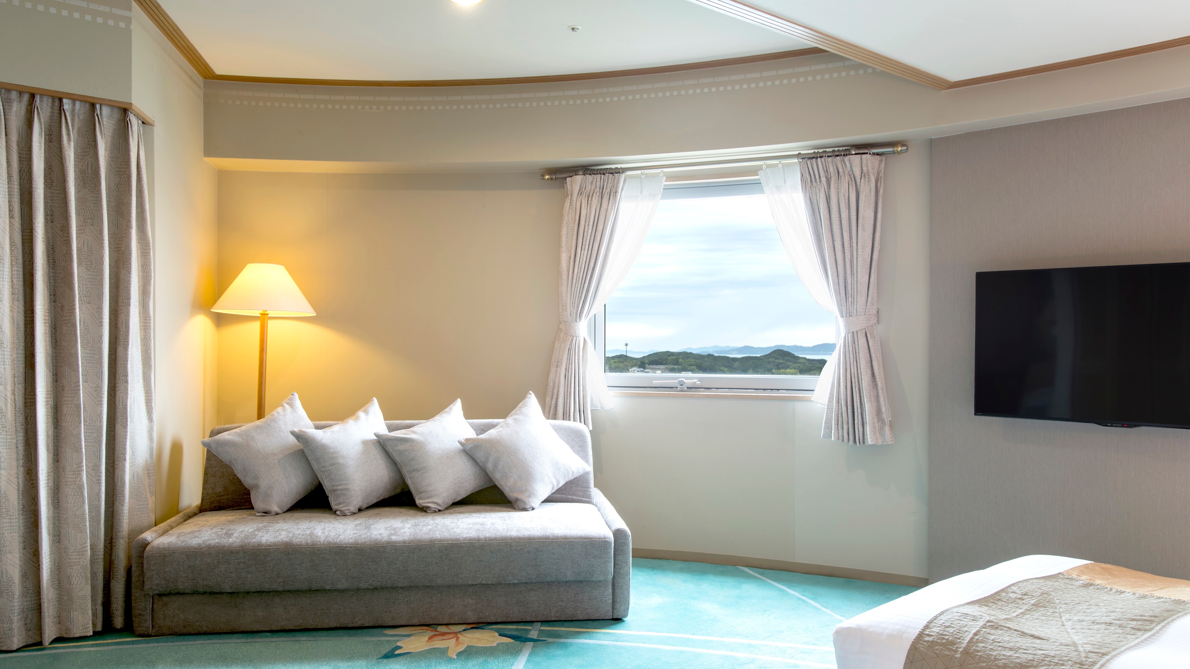 Guest room: Corner suite