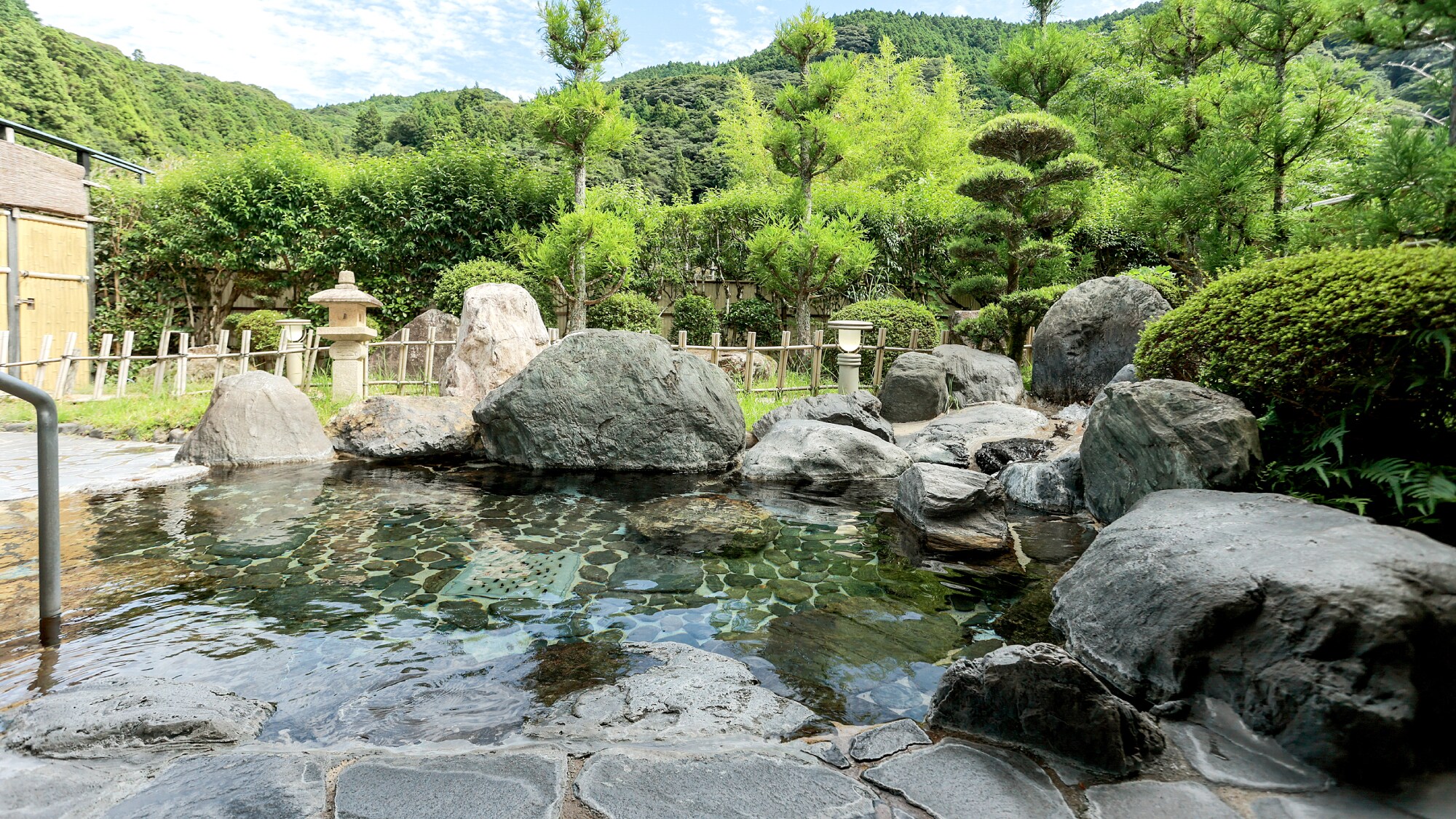 Open-air bath | An open-air bath surrounded by mountains.