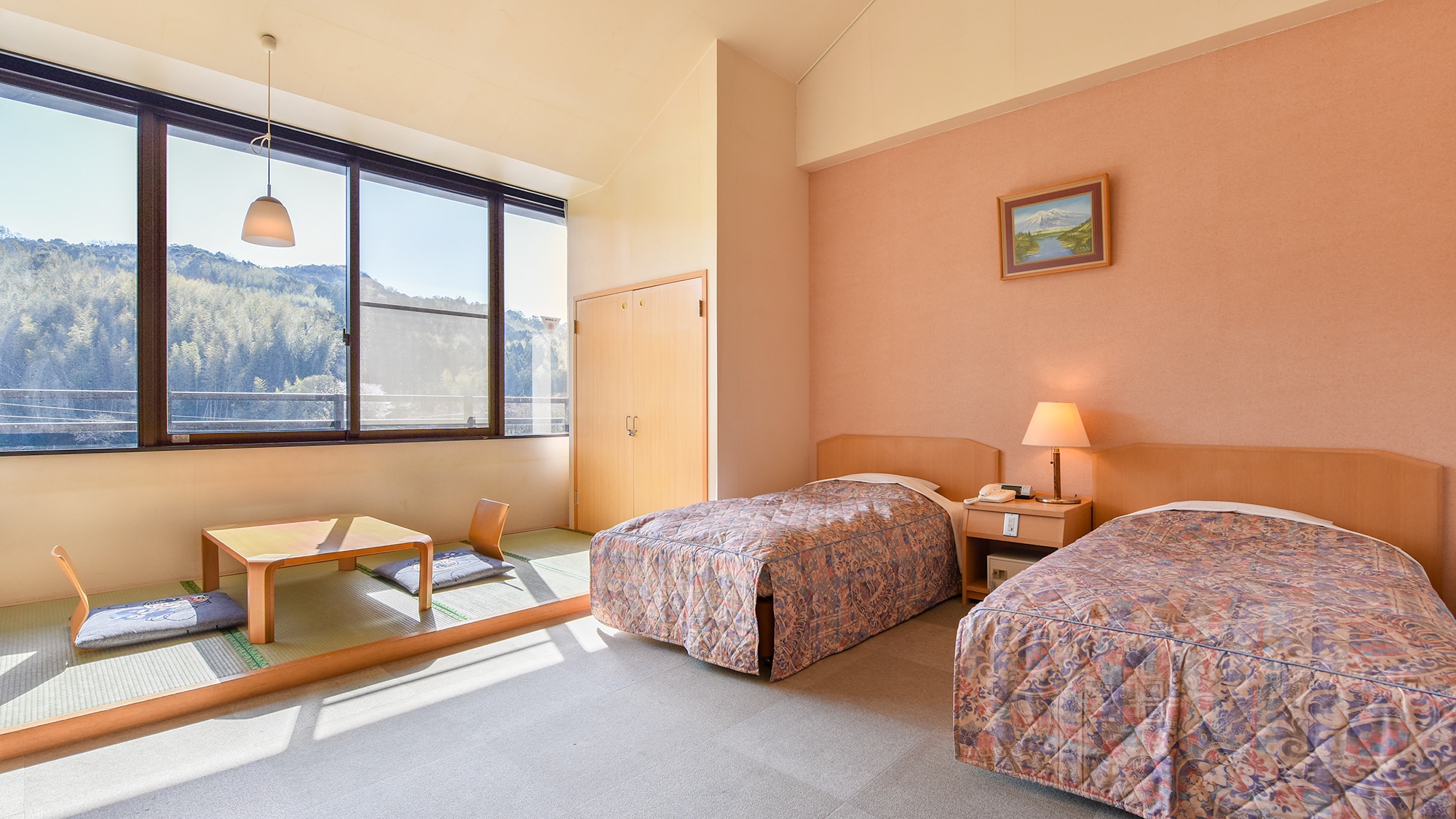 *[Guest room example/Japanese-Western room] A Western-style room + a Japanese-style room with 4 tatami mats. Perfect for those who want to sit down and relax.
